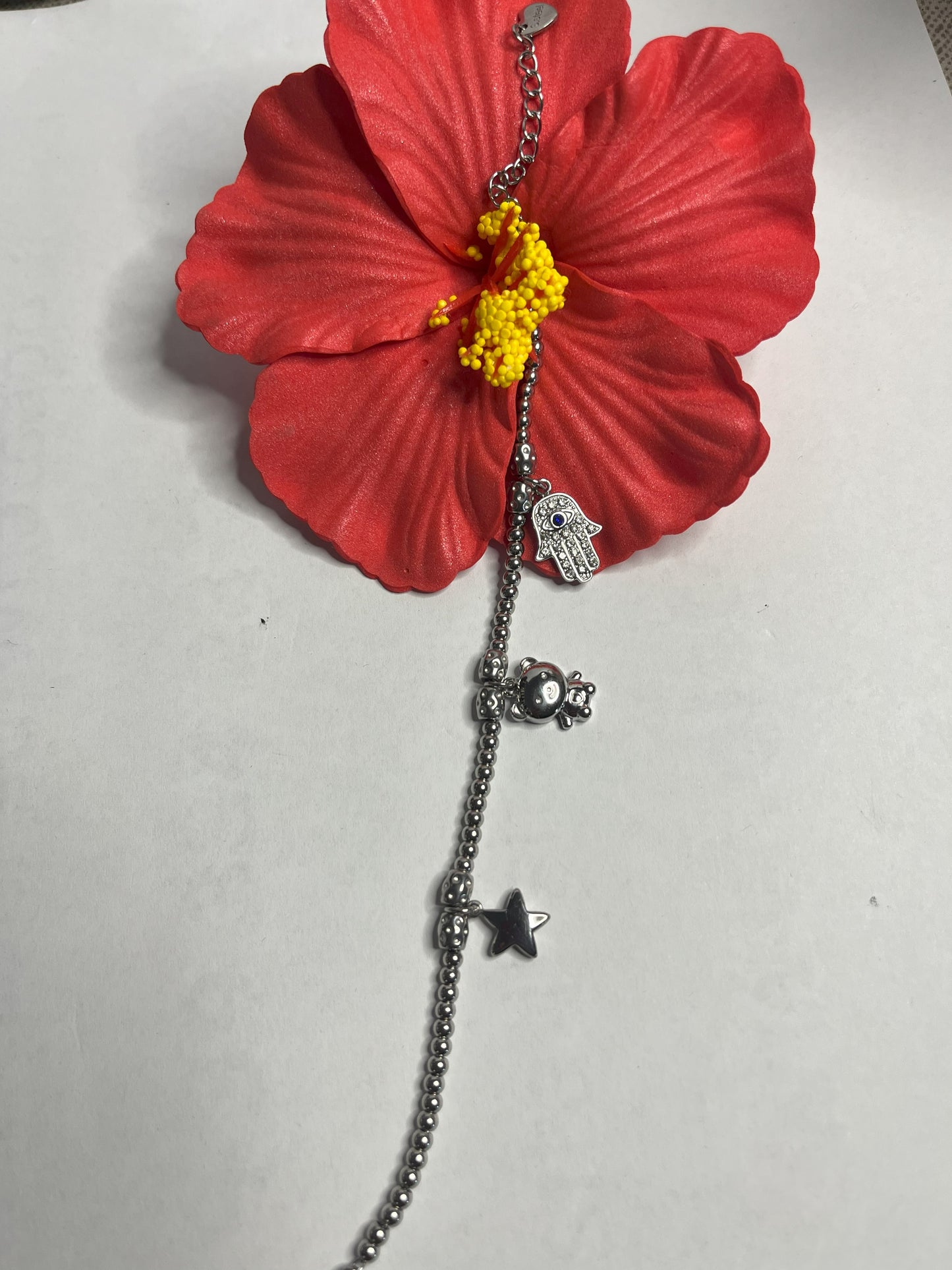 Braccialetto Hamsa in acciaio premium con ciondolo a forma di Mano di Fatima, catena delicata e dettagli dorati, simbolo di protezione e fortuna, variante silver