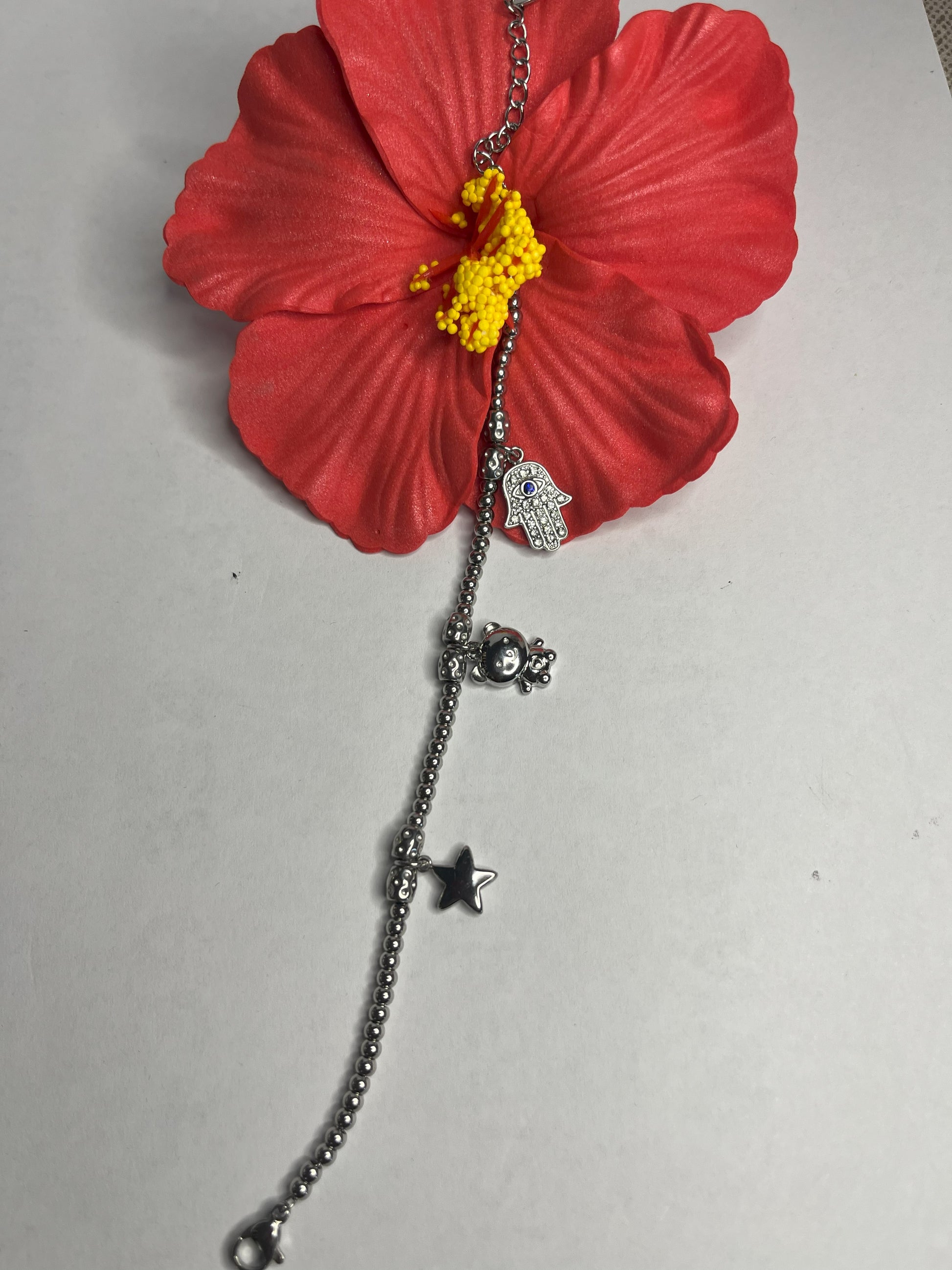 Braccialetto Hamsa in acciaio premium con ciondolo a forma di Mano di Fatima, catena delicata e dettagli dorati, simbolo di protezione e fortuna, variante silver