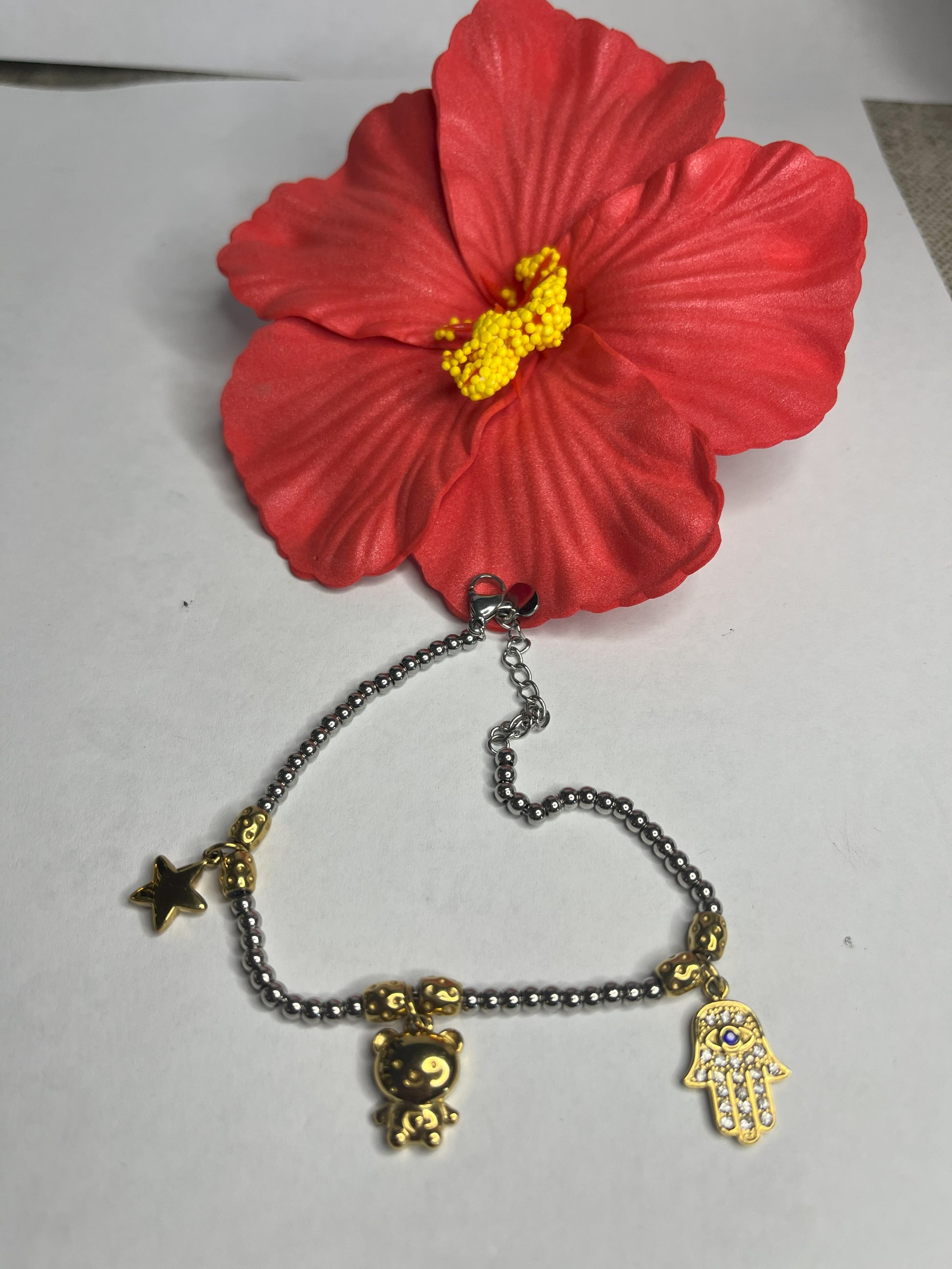 Braccialetto Hamsa in acciaio premium con ciondolo a forma di Mano di Fatima, catena delicata e dettagli dorati, simbolo di protezione e fortuna, variante bicolore