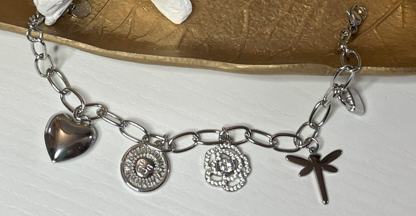 Braccialetto Multi-Charm in argento con ciondoli eleganti su sfondo neutro