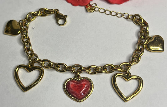 "Braccialetto Romantic Hearts in acciaio 316L dorato con cuore rosso centrale e cuori pendenti, chiusura regolabile"