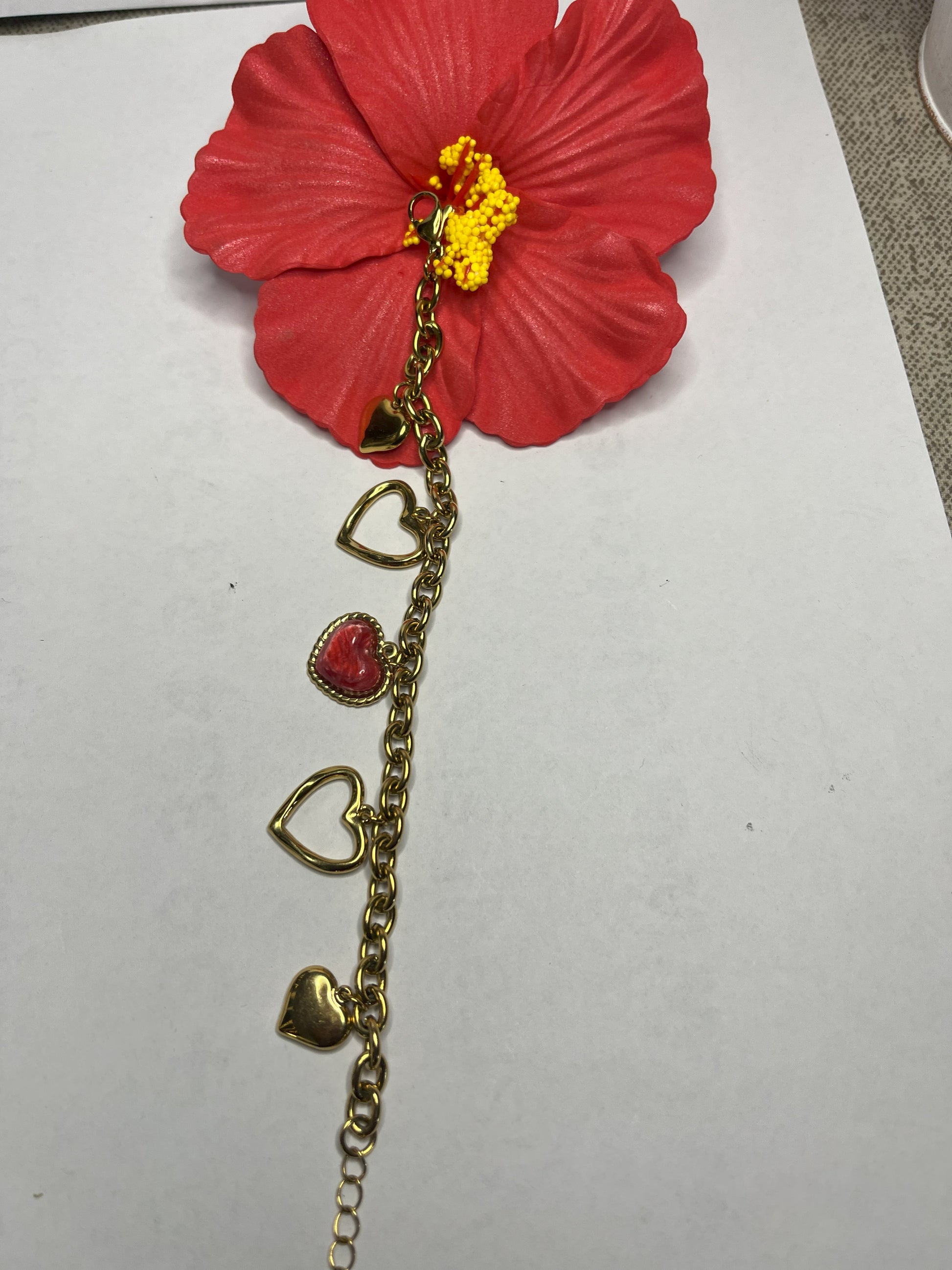 "Braccialetto Romantic Hearts in acciaio 316L dorato con cuore rosso centrale e cuori pendenti, chiusura regolabile"