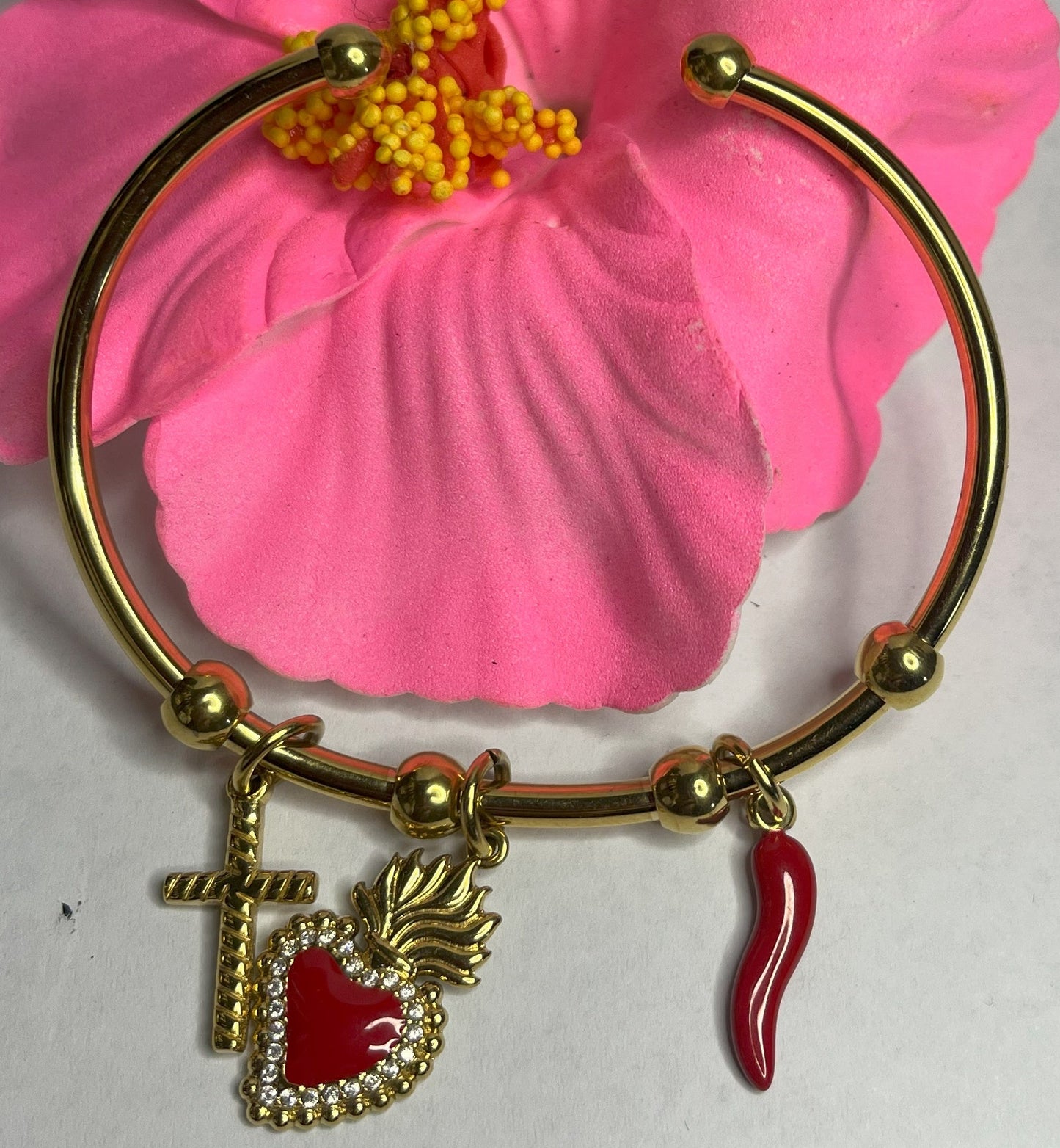 "Braccialetto Trio Charms dorato con cuore strass, angelo custode e cornetto rosso portafortuna"