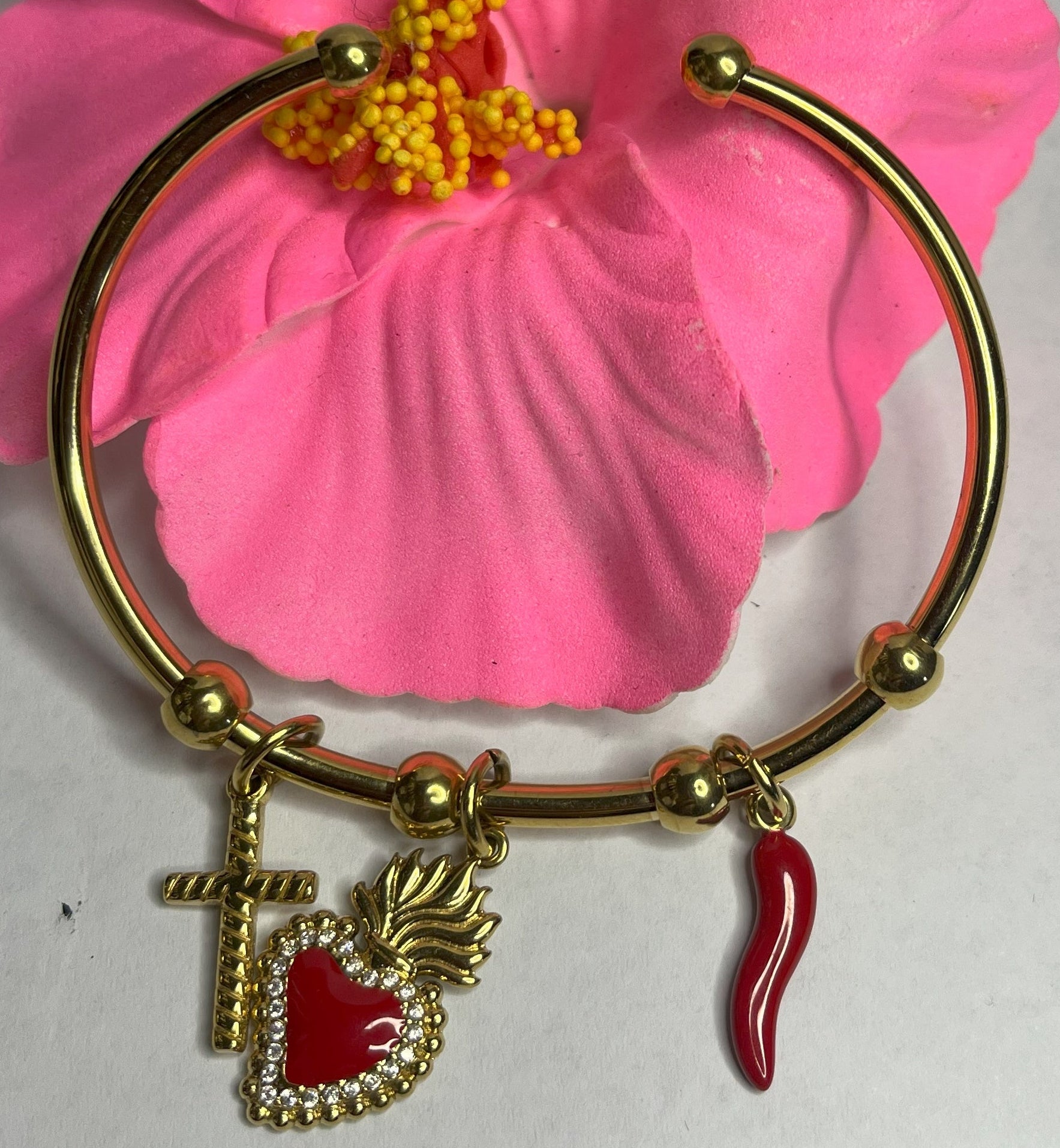 "Braccialetto Trio Charms dorato con cuore strass, angelo custode e cornetto rosso portafortuna"