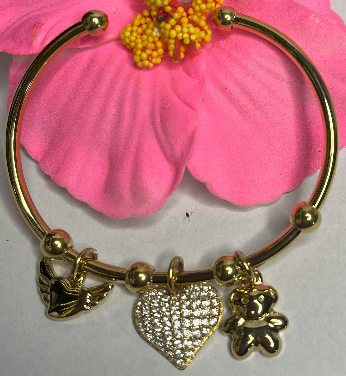 "Braccialetto Trio Charms dorato con cuore cristalli, fiore decorativo e charm elegante"