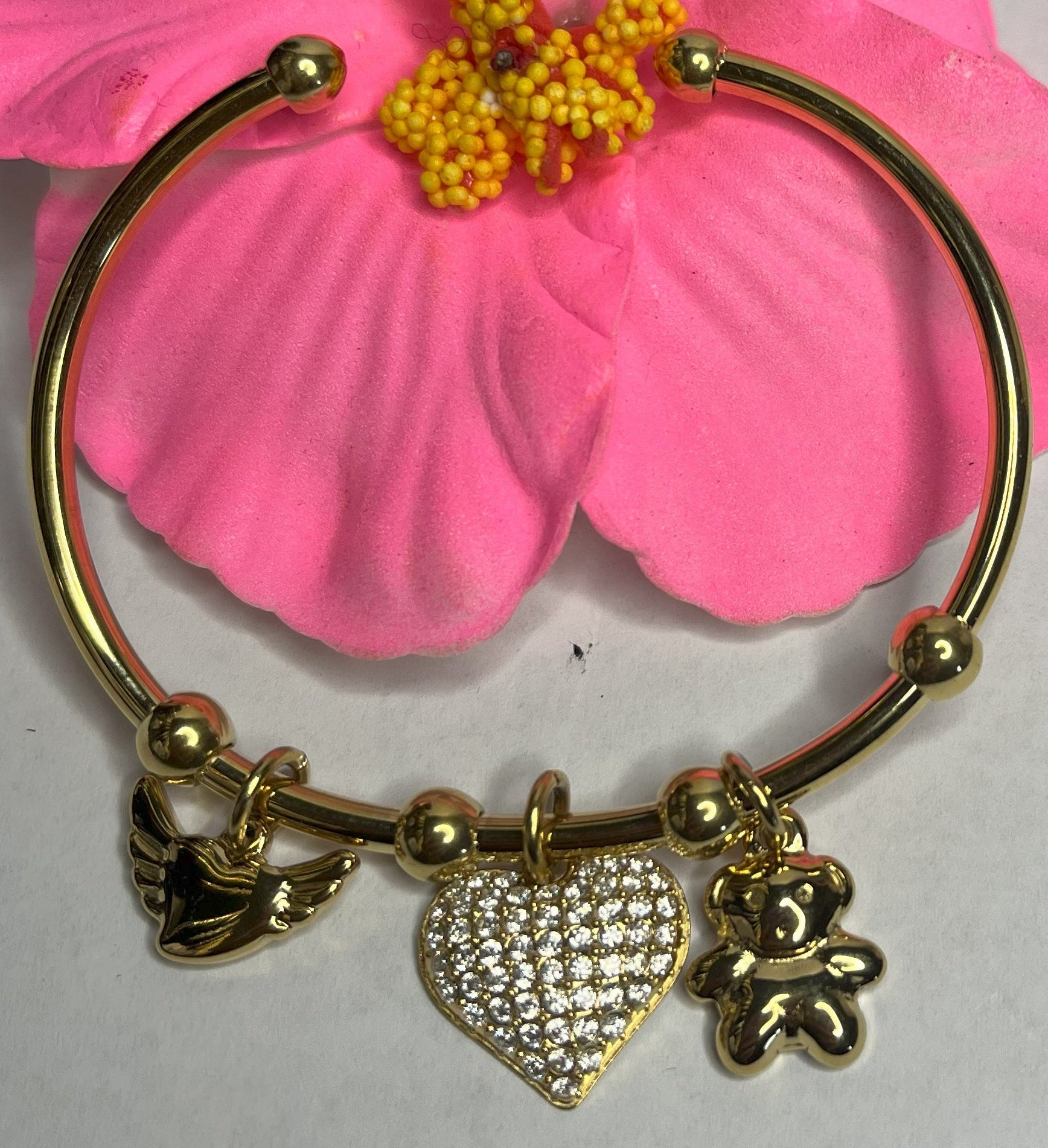 "Braccialetto Trio Charms dorato con cuore cristalli, fiore decorativo e charm elegante"