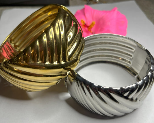 Braccialetto Wave Luxury in acciaio alta qualità. Disponibile in 2 varianti: oro e argento. Design ondulato scultoreo. Resistente, elegante, lussuoso.