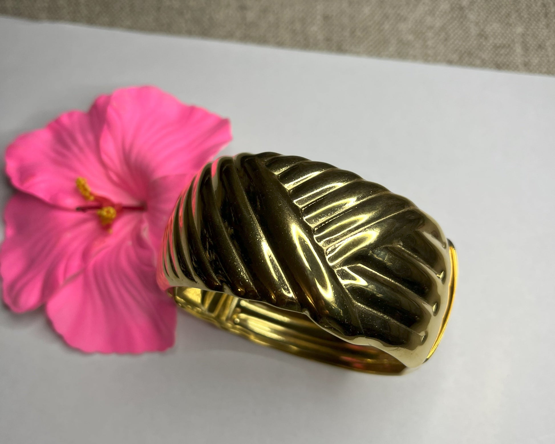 Braccialetto Wave Luxury in acciaio alta qualità. Disponibile in 2 varianti: oro e argento. Design ondulato scultoreo. Resistente, elegante, lussuoso.