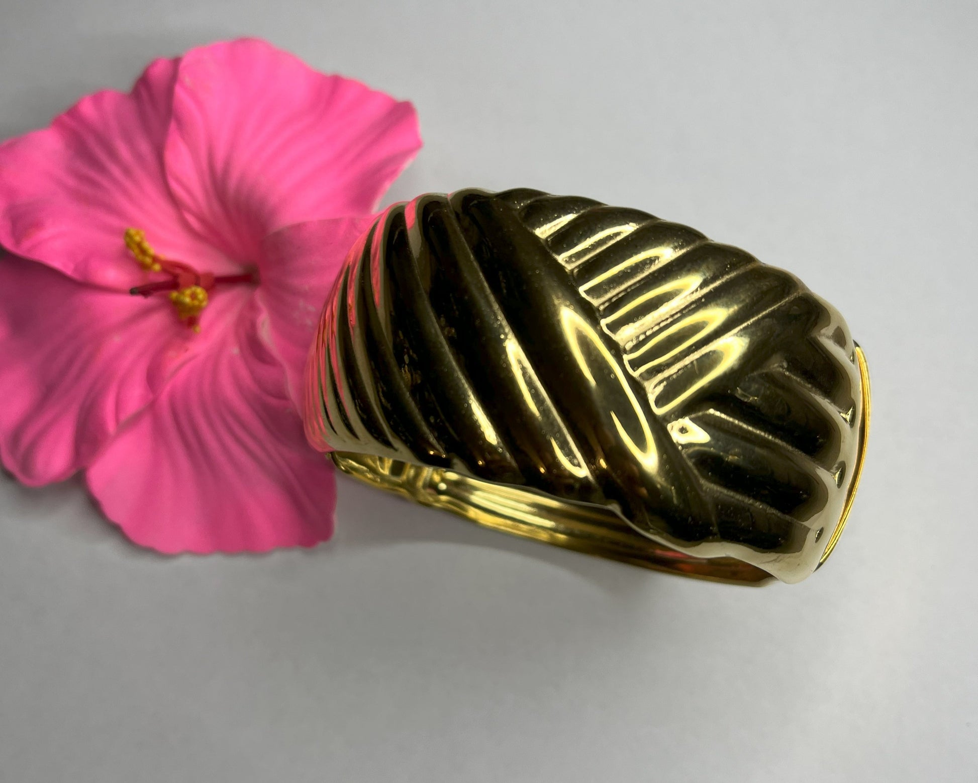 Braccialetto Wave Luxury in acciaio alta qualità. Disponibile in 2 varianti: oro e argento. Design ondulato scultoreo. Resistente, elegante, lussuoso.