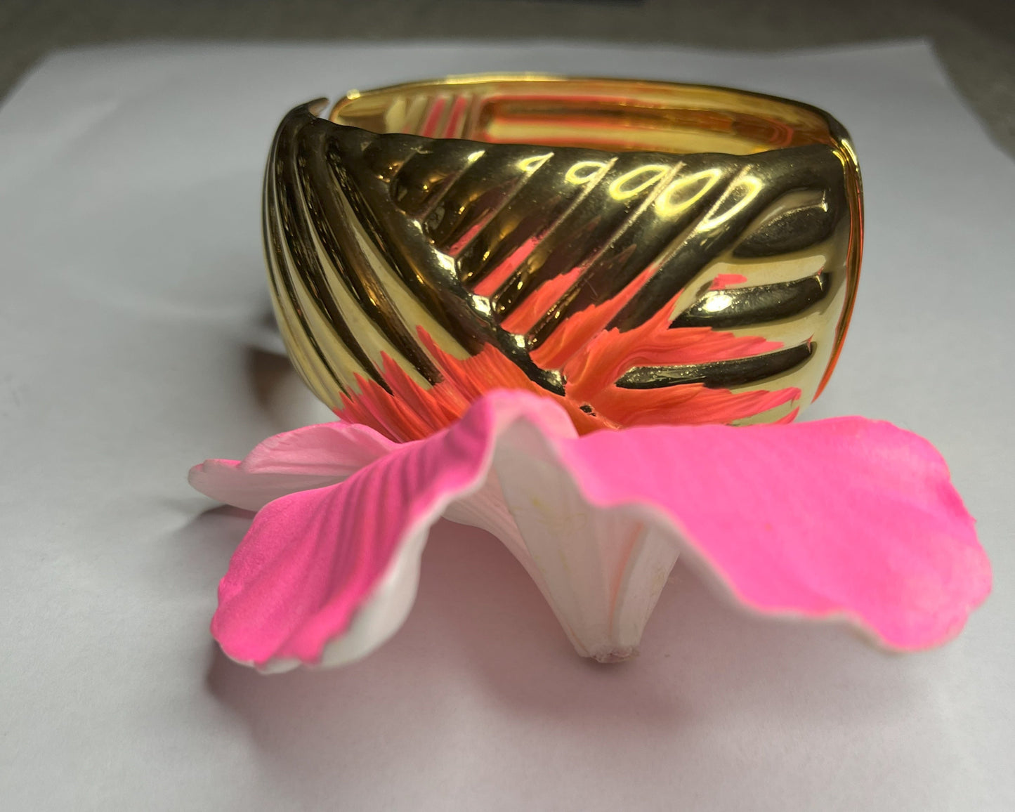 Braccialetto Wave Luxury in acciaio alta qualità. Disponibile in 2 varianti: oro e argento. Design ondulato scultoreo. Resistente, elegante, lussuoso.