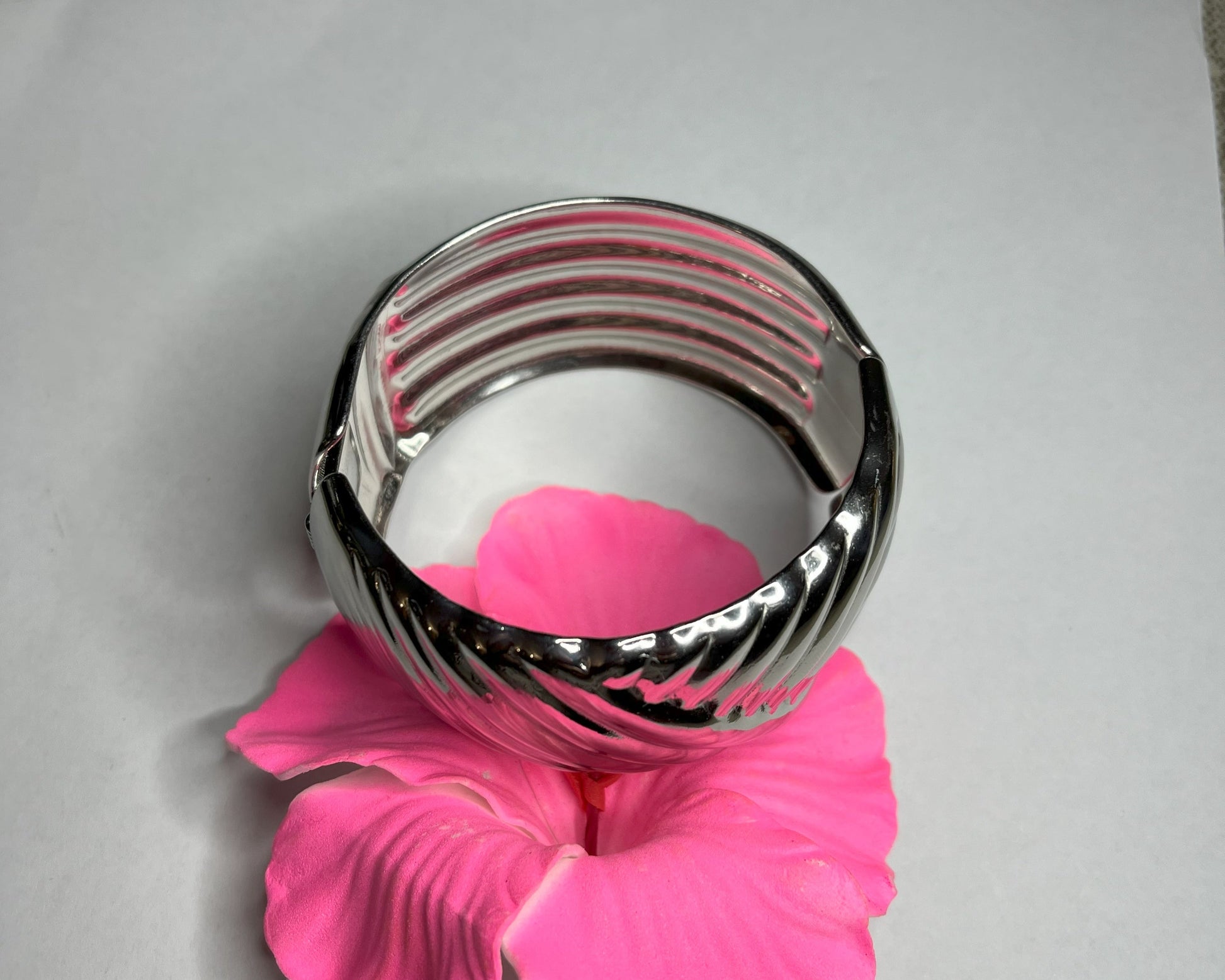 Braccialetto Wave Luxury in acciaio alta qualità. Disponibile in 2 varianti: oro e argento. Design ondulato scultoreo. Resistente, elegante, lussuoso.