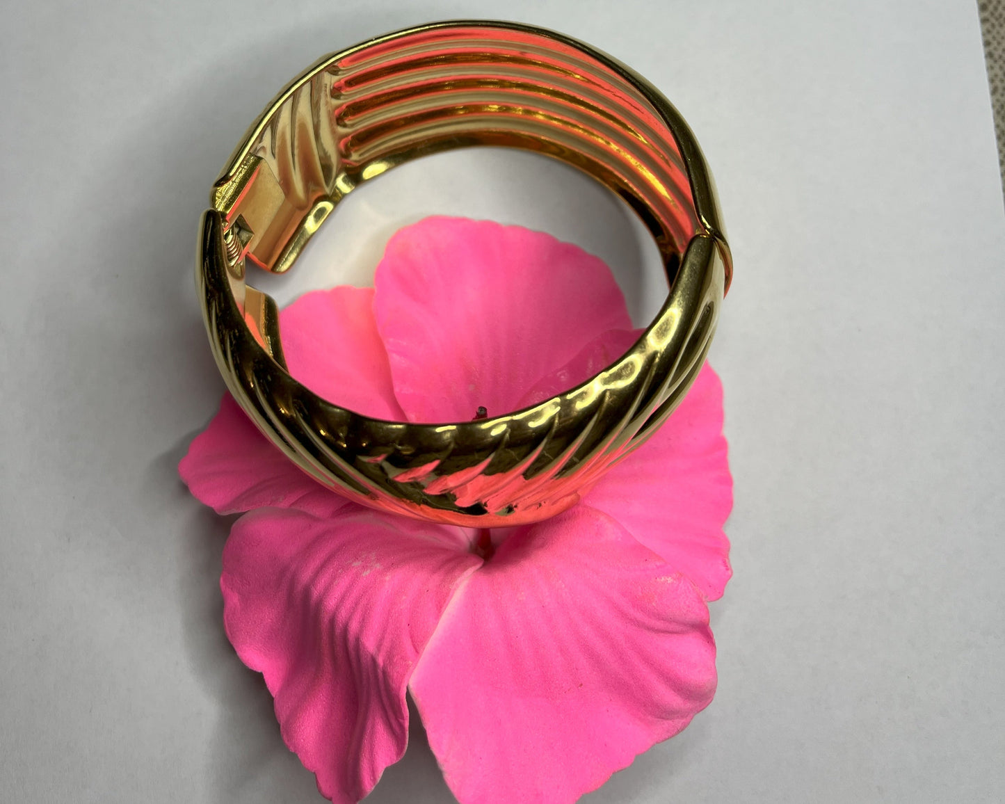 Braccialetto Wave Luxury in acciaio alta qualità. Disponibile in 2 varianti: oro e argento. Design ondulato scultoreo. Resistente, elegante, lussuoso.