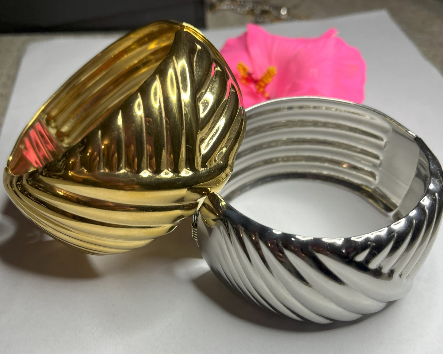 Braccialetto Wave Luxury in acciaio alta qualità. Disponibile in 2 varianti: oro e argento. Design ondulato scultoreo. Resistente, elegante, lussuoso.