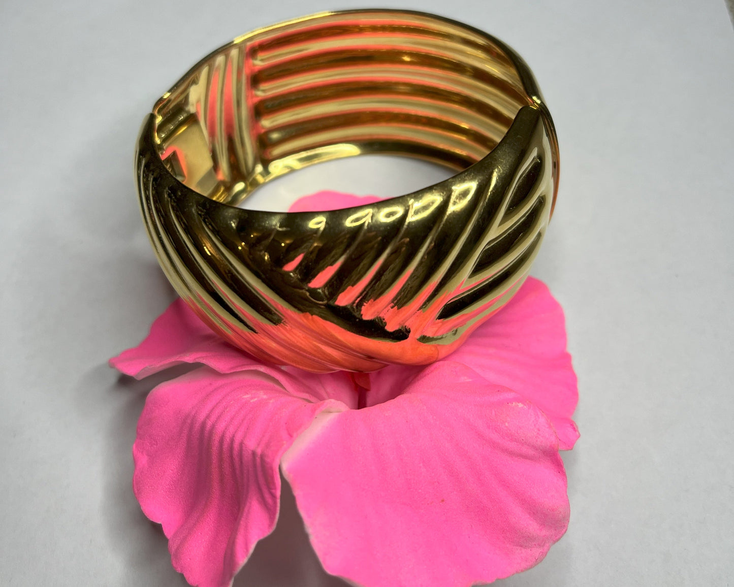 Braccialetto Wave Luxury in acciaio alta qualità. Disponibile in 2 varianti: oro e argento. Design ondulato scultoreo. Resistente, elegante, lussuoso.