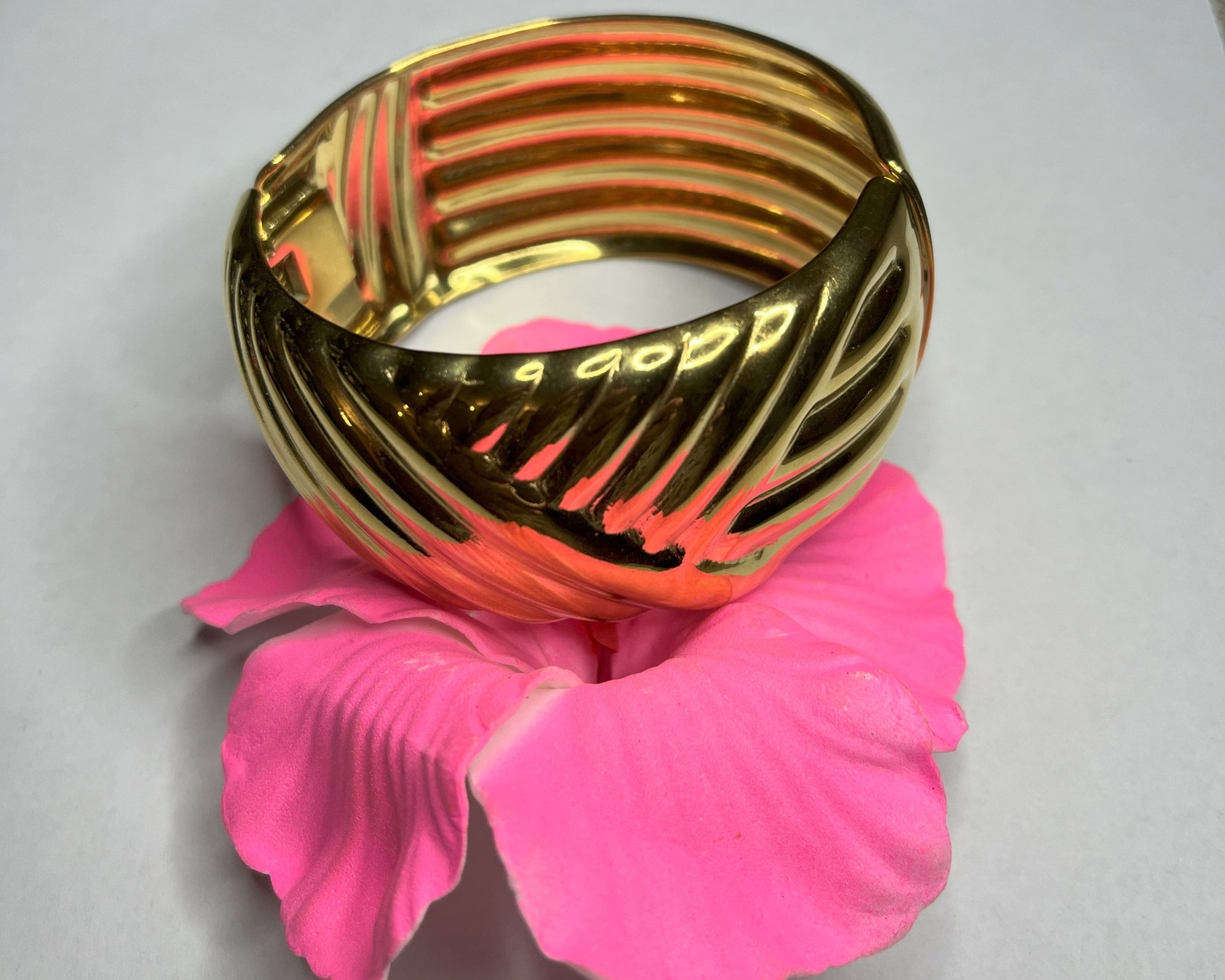 Braccialetto Wave Luxury in acciaio alta qualità. Disponibile in 2 varianti: oro e argento. Design ondulato scultoreo. Resistente, elegante, lussuoso.