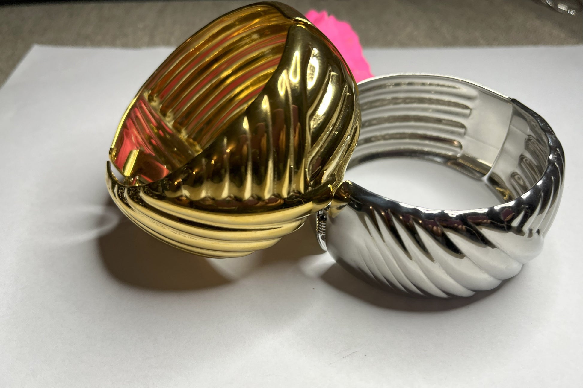 Braccialetto Wave Luxury in acciaio alta qualità. Disponibile in 2 varianti: oro e argento. Design ondulato scultoreo. Resistente, elegante, lussuoso.
