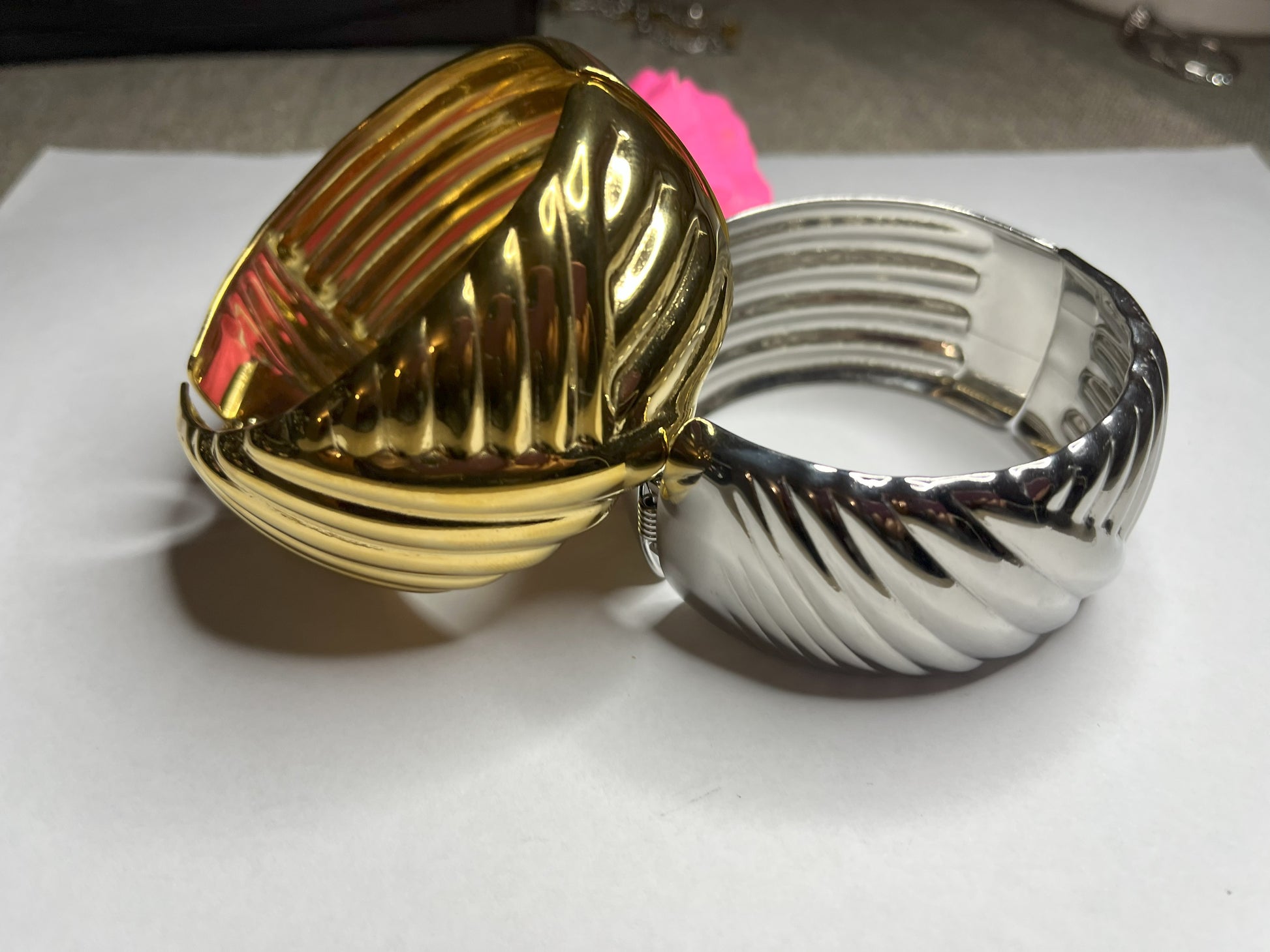 Braccialetto Wave Luxury in acciaio alta qualità. Disponibile in 2 varianti: oro e argento. Design ondulato scultoreo. Resistente, elegante, lussuoso.