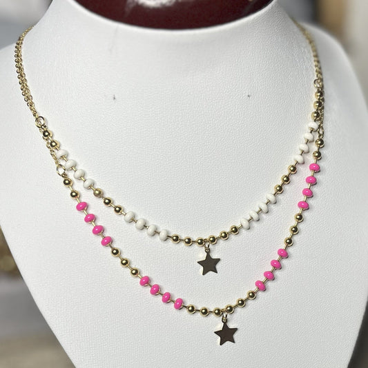 Collana in acciaio inossidabile con perline colorate e ciondolo stella dorata, esposta su busto per gioielli