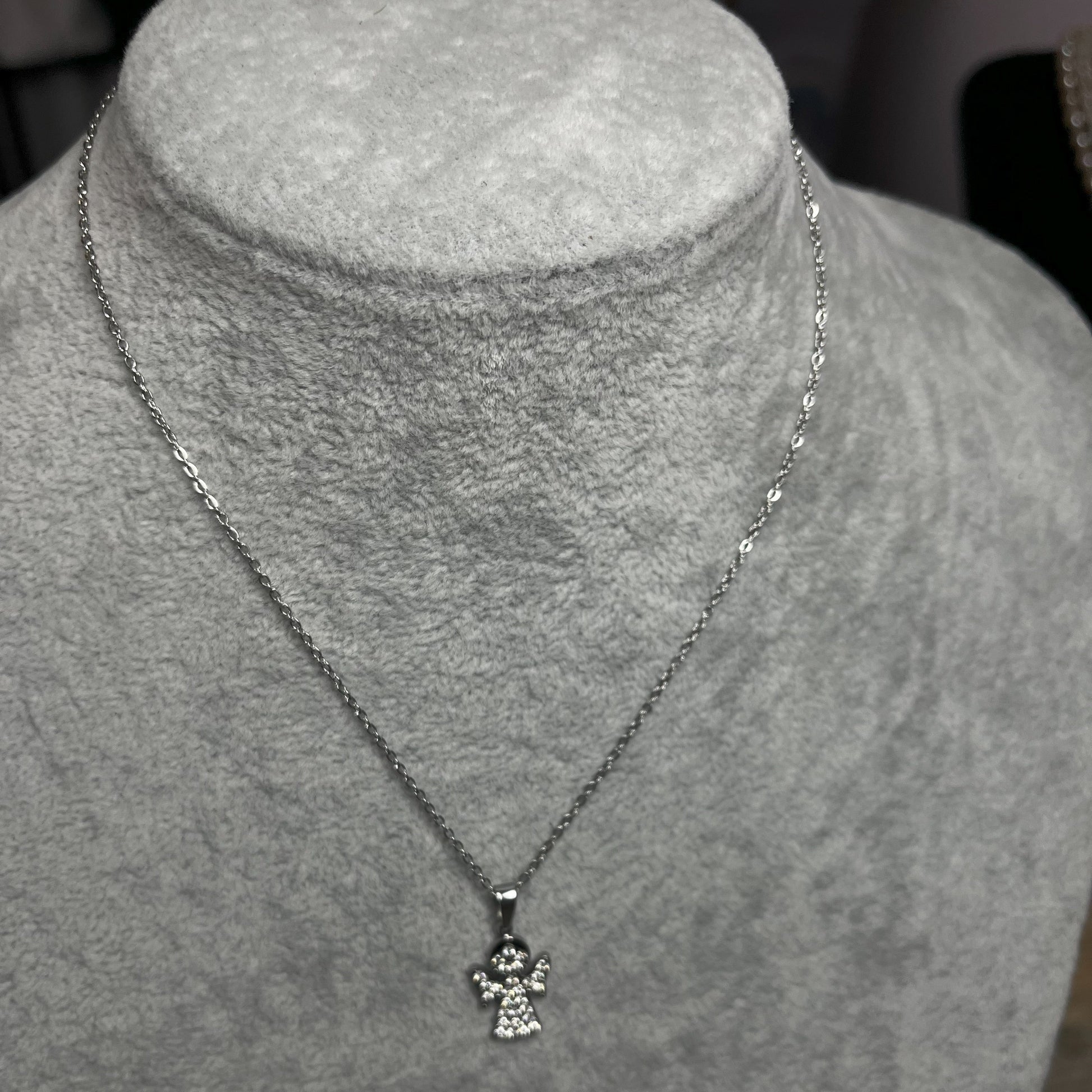 Collana Angioletto Silver - elegante ciondolo angioletto su catena silver, gioiello protettivo su busto espositore