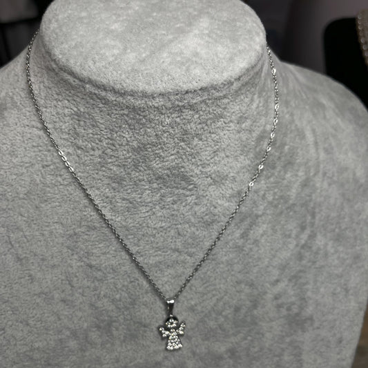 Collana Angioletto Silver - elegante ciondolo angioletto su catena silver, gioiello protettivo su busto espositore