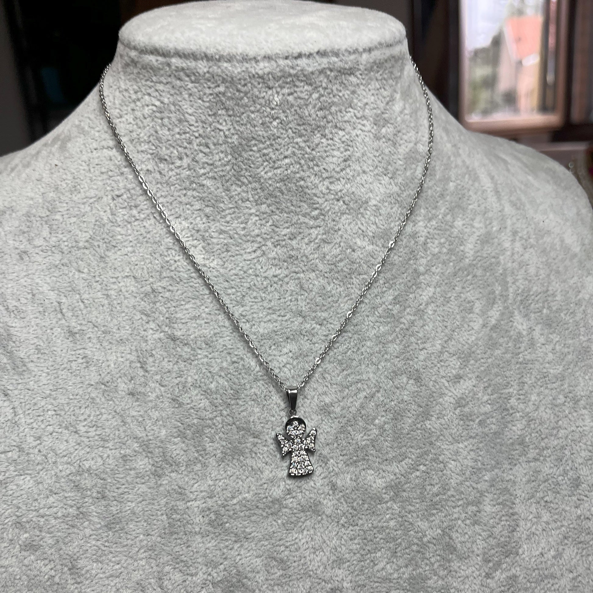 Collana Angioletto Silver - elegante ciondolo angioletto su catena silver, gioiello protettivo su busto espositore