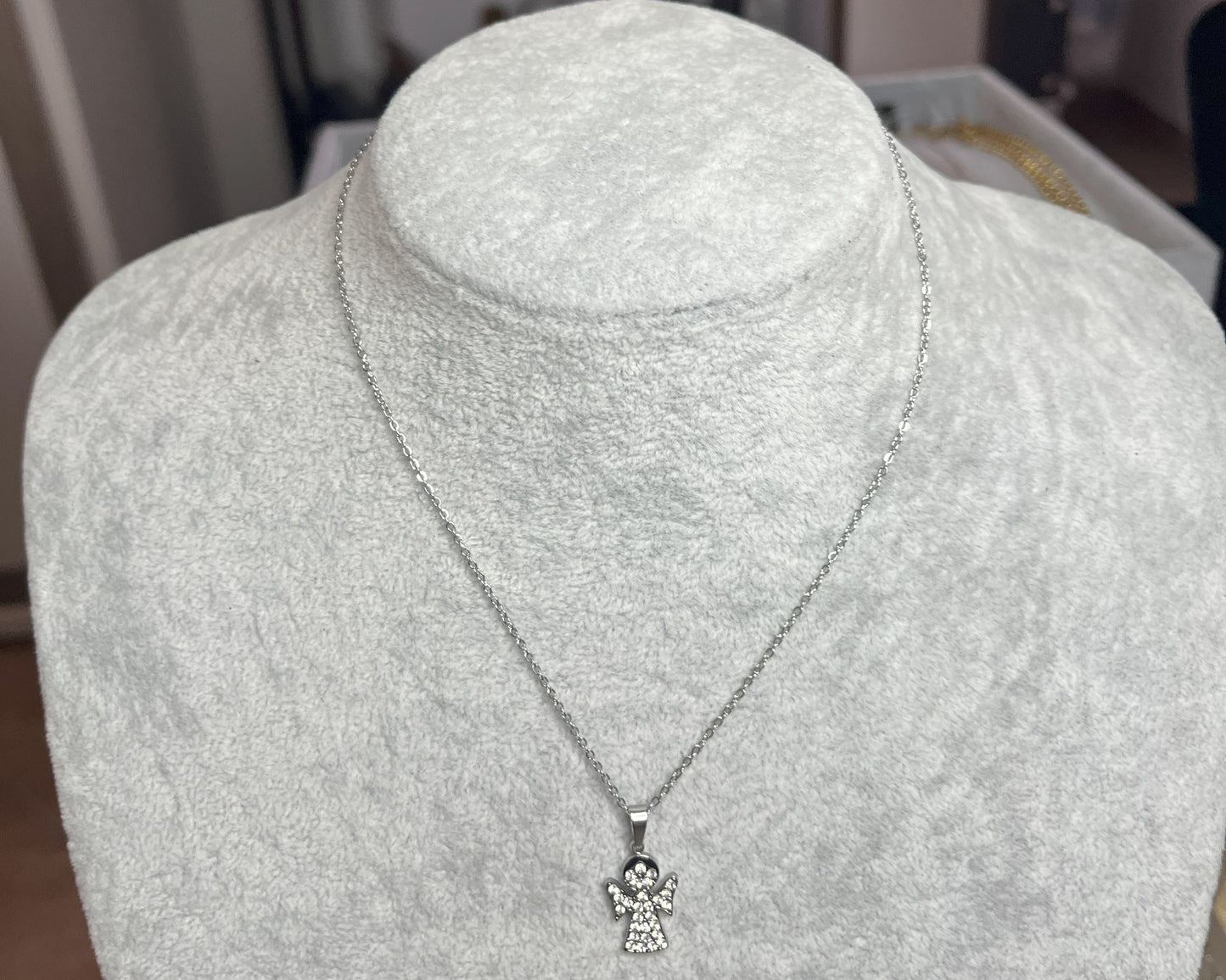 Collana Angioletto Silver - elegante ciondolo angioletto su catena silver, gioiello protettivo su busto espositore