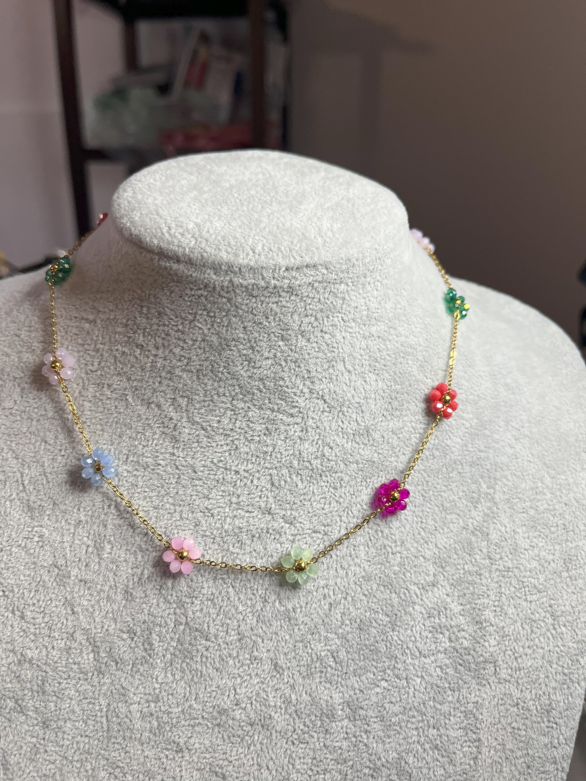 Collana Bouquet di Fiorellini in acciaio premium con piccoli fiori dorati su catena fine, design romantico e femminile