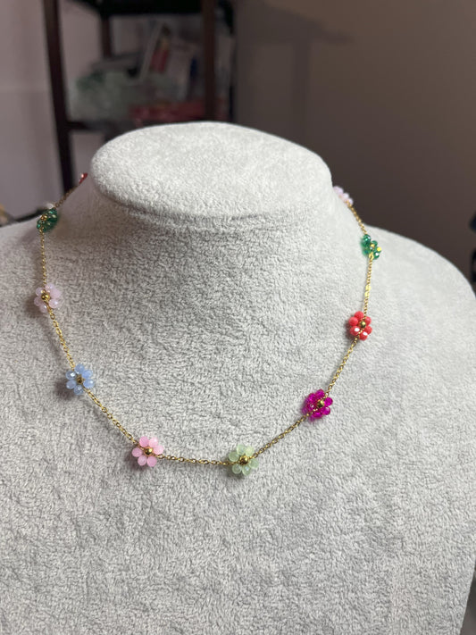 Collana Bouquet di Fiorellini in acciaio premium con piccoli fiori dorati su catena fine, design romantico e femminile
