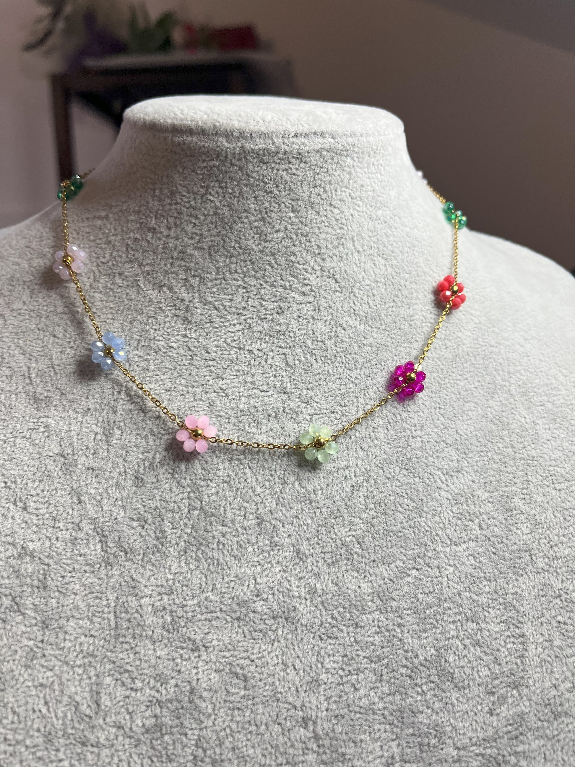 Collana Bouquet di Fiorellini in acciaio premium con piccoli fiori dorati su catena fine, design romantico e femminile