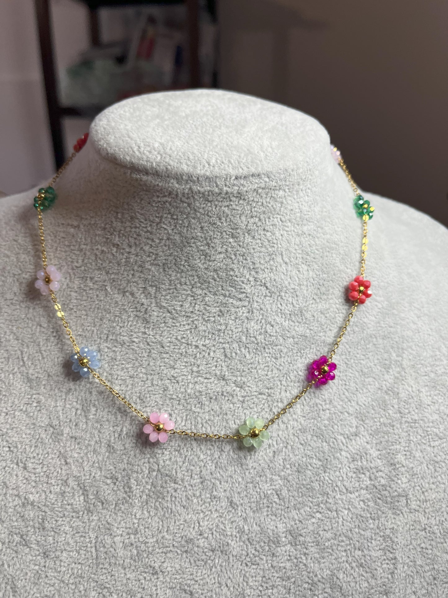 Collana Bouquet di Fiorellini in acciaio premium con piccoli fiori dorati su catena fine, design romantico e femminile