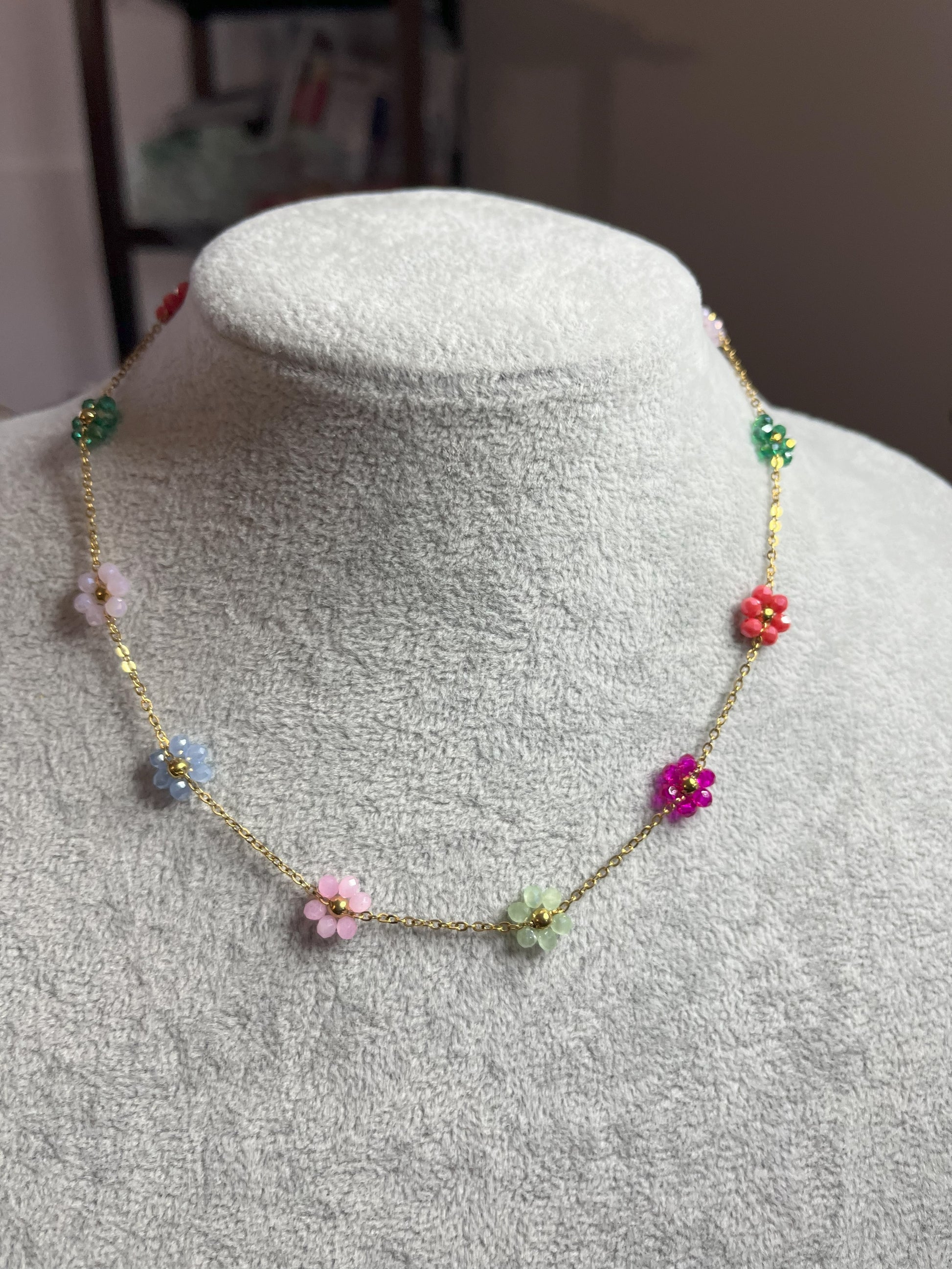 Collana Bouquet di Fiorellini in acciaio premium con piccoli fiori dorati su catena fine, design romantico e femminile