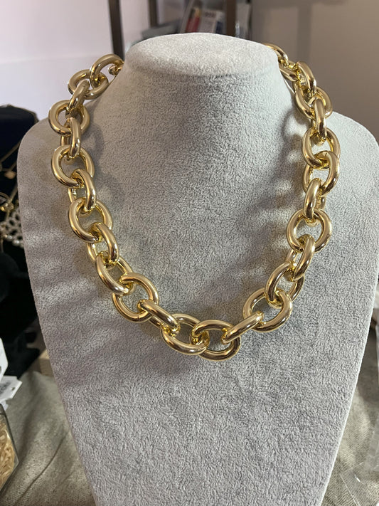 Collana Catena Armonia in alluminio premium con anelli dorati intrecciati su busto espositore, design moderno e elegante
