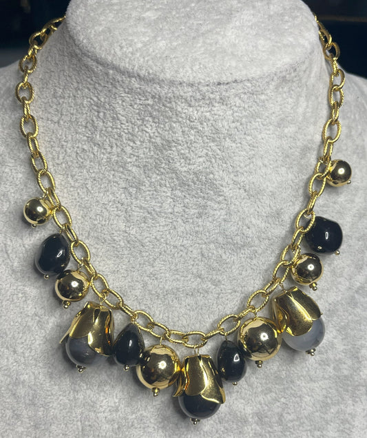 Collana elegante con catena dorata placcata oro e ciondoli neri lucidi, design moderno e raffinato per donna