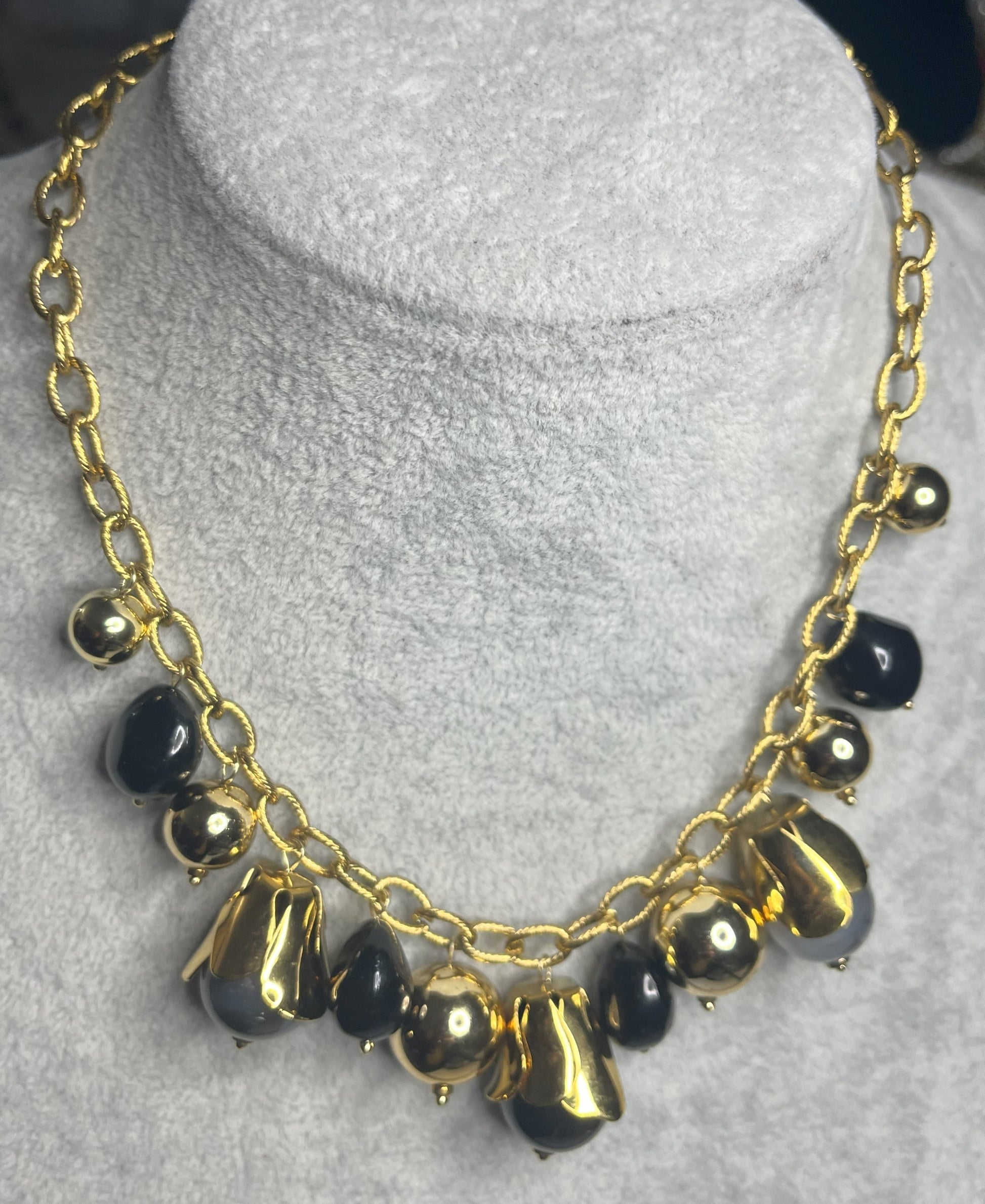 Collana elegante con catena dorata placcata oro e ciondoli neri lucidi, design moderno e raffinato per donna
