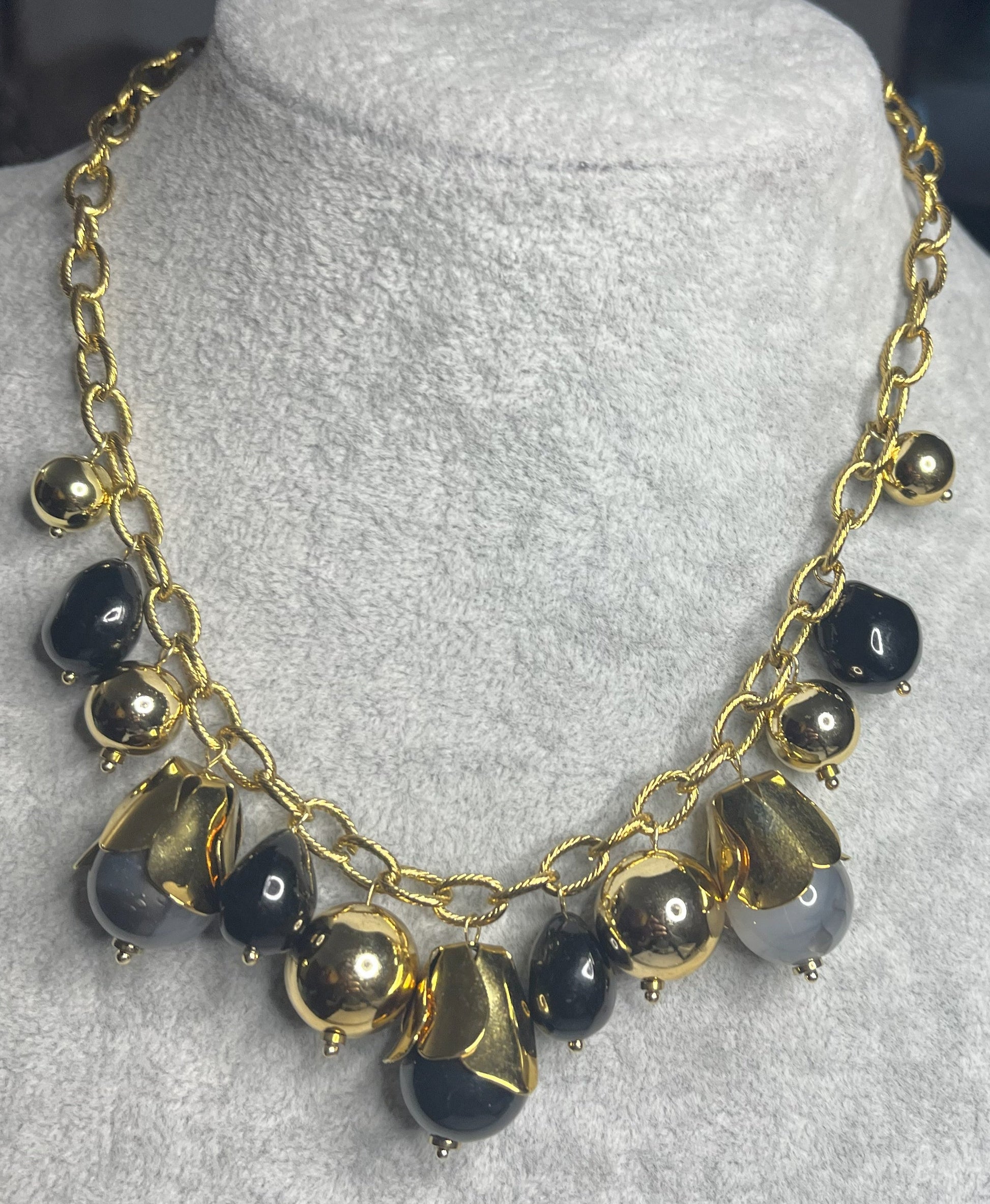 Collana elegante con catena dorata placcata oro e ciondoli neri lucidi, design moderno e raffinato per donna