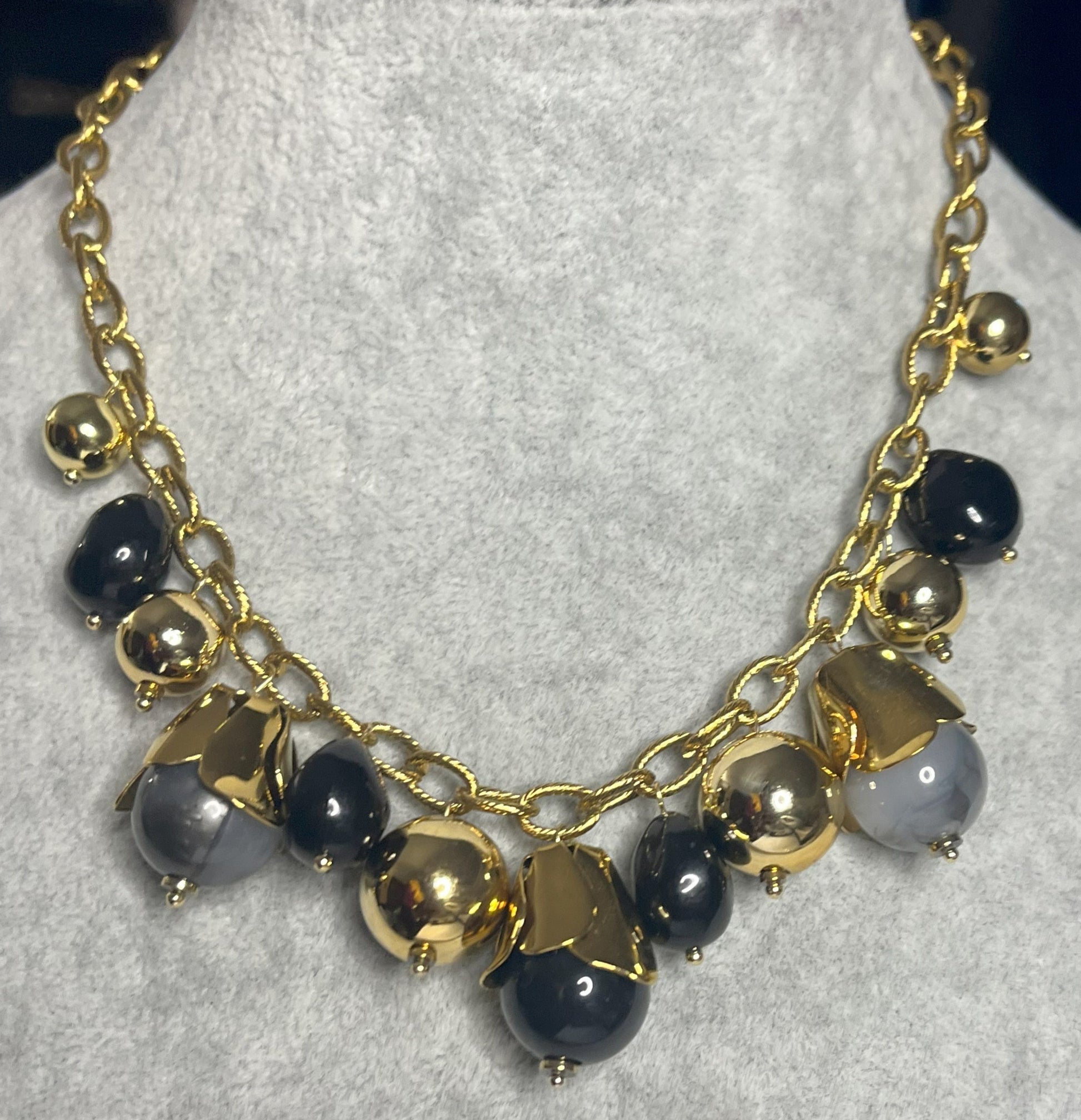 Collana elegante con catena dorata placcata oro e ciondoli neri lucidi, design moderno e raffinato per donna