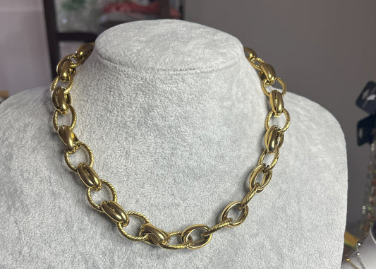 Collana Catena Royale in acciaio 316L con catena a maglie larghe, disponibile in placcatura oro, esposta su busto grigio