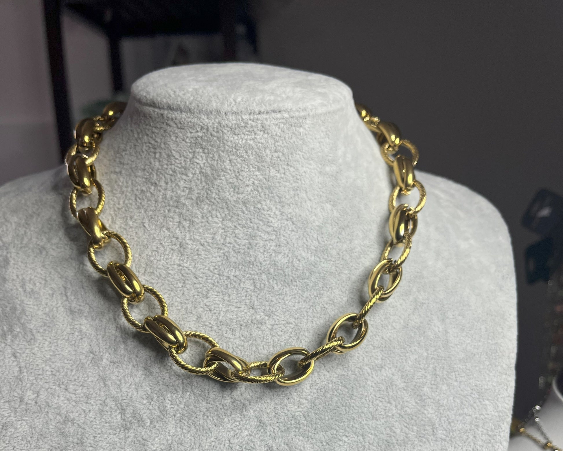 Collana Catena Royale in acciaio 316L con catena a maglie larghe, disponibile in placcatura oro, esposta su busto grigio