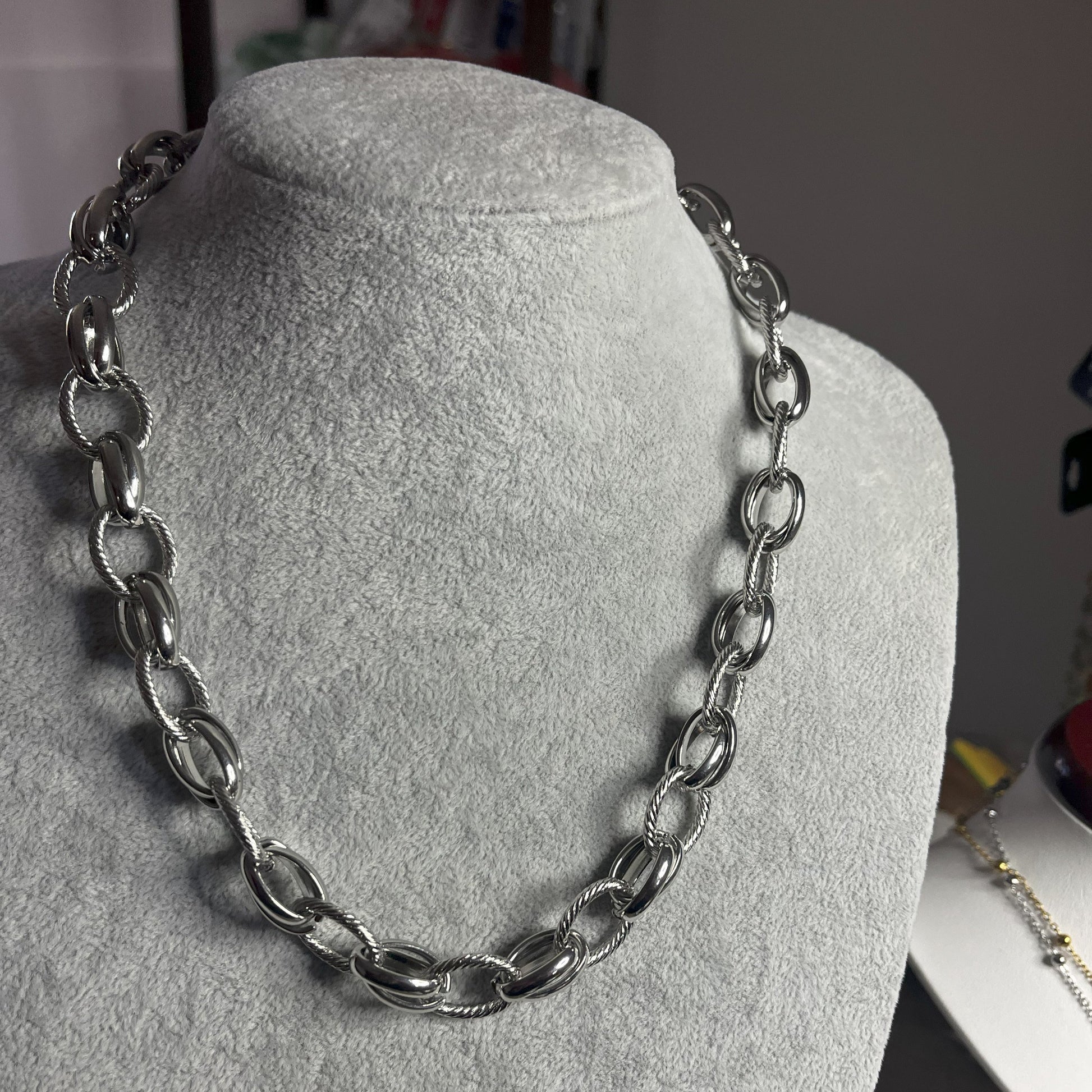 Collana Catena Royale in acciaio 316L con catena a maglie larghe, disponibile in placcatura argento, esposta su busto grigio