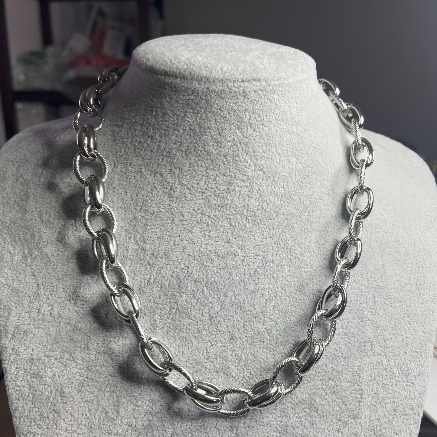 Collana Catena Royale in acciaio 316L con catena a maglie larghe, disponibile in placcatura argento, esposta su busto grigio