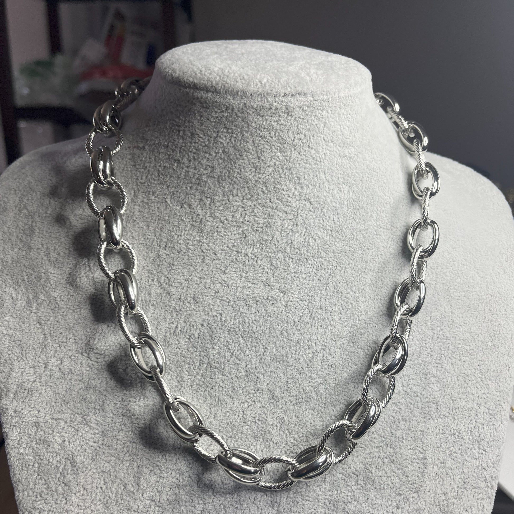Collana Catena Royale in acciaio 316L con catena a maglie larghe, disponibile in placcatura argento, esposta su busto grigio