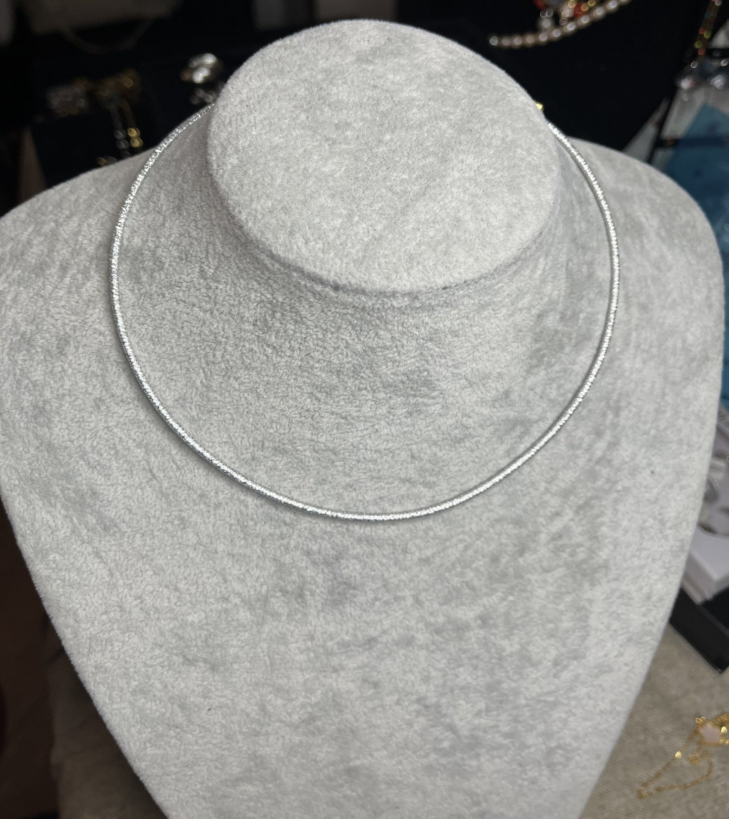 Collana Choker Magnetica placcato argento su espositore - girocollo minimalista in acciaio