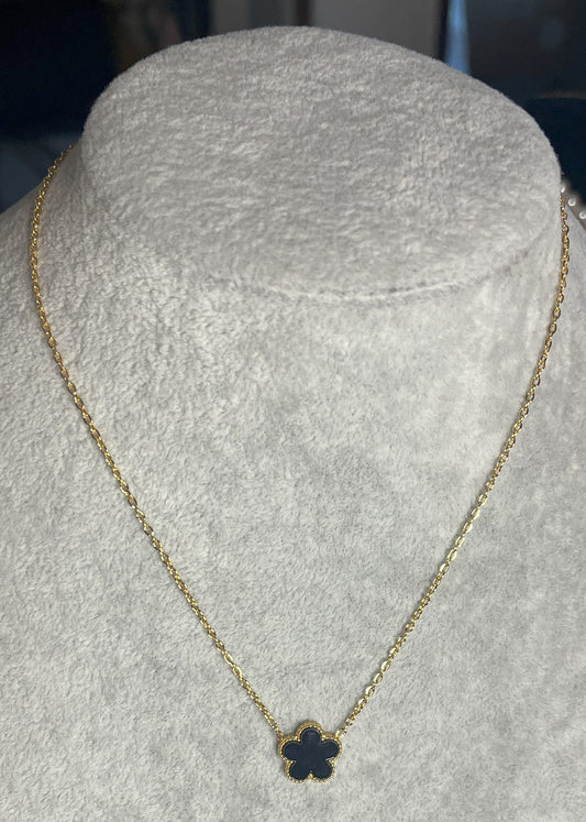 Collana ciondolo stella nero e catena dorata su busto espositore