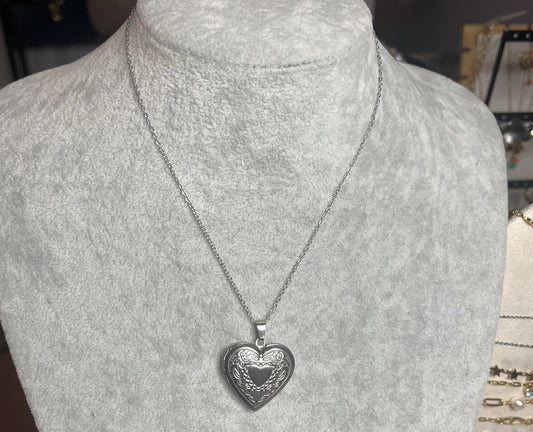 Collana Cuore Segreto - medaglione chiuso con decorazioni incise su busto