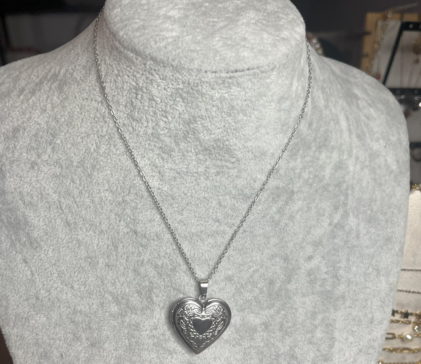 Collana Cuore Segreto - medaglione chiuso con decorazioni incise su busto
