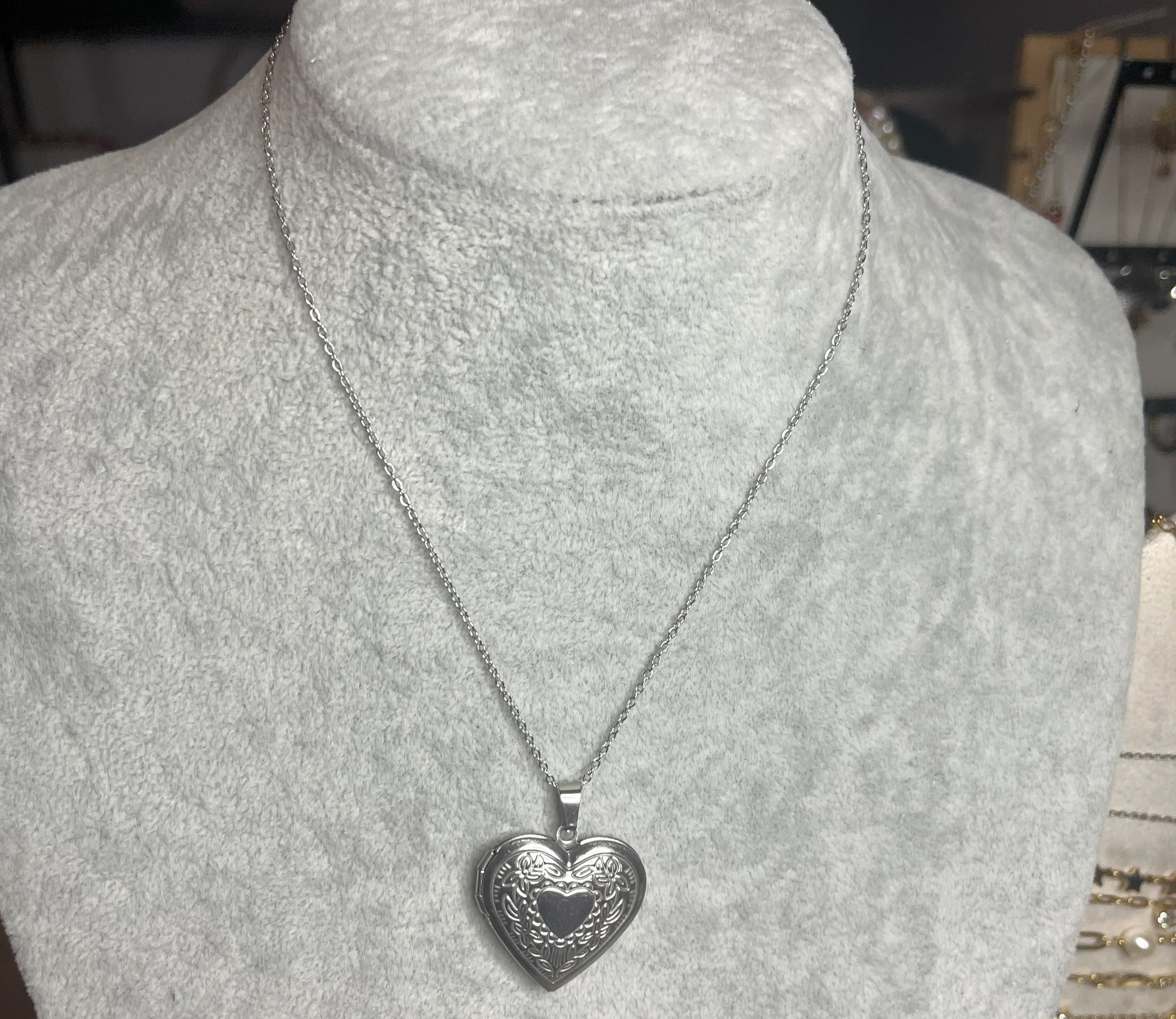 Collana Cuore Segreto - medaglione chiuso con decorazioni incise su busto