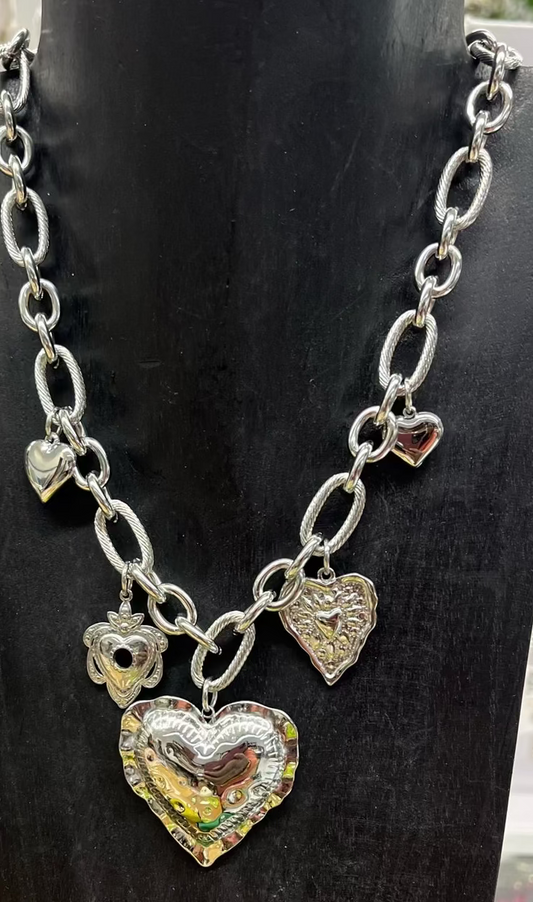 Collana in acciaio inossidabile con catena a maglie ovali e pendenti decorativi a forma di cuore