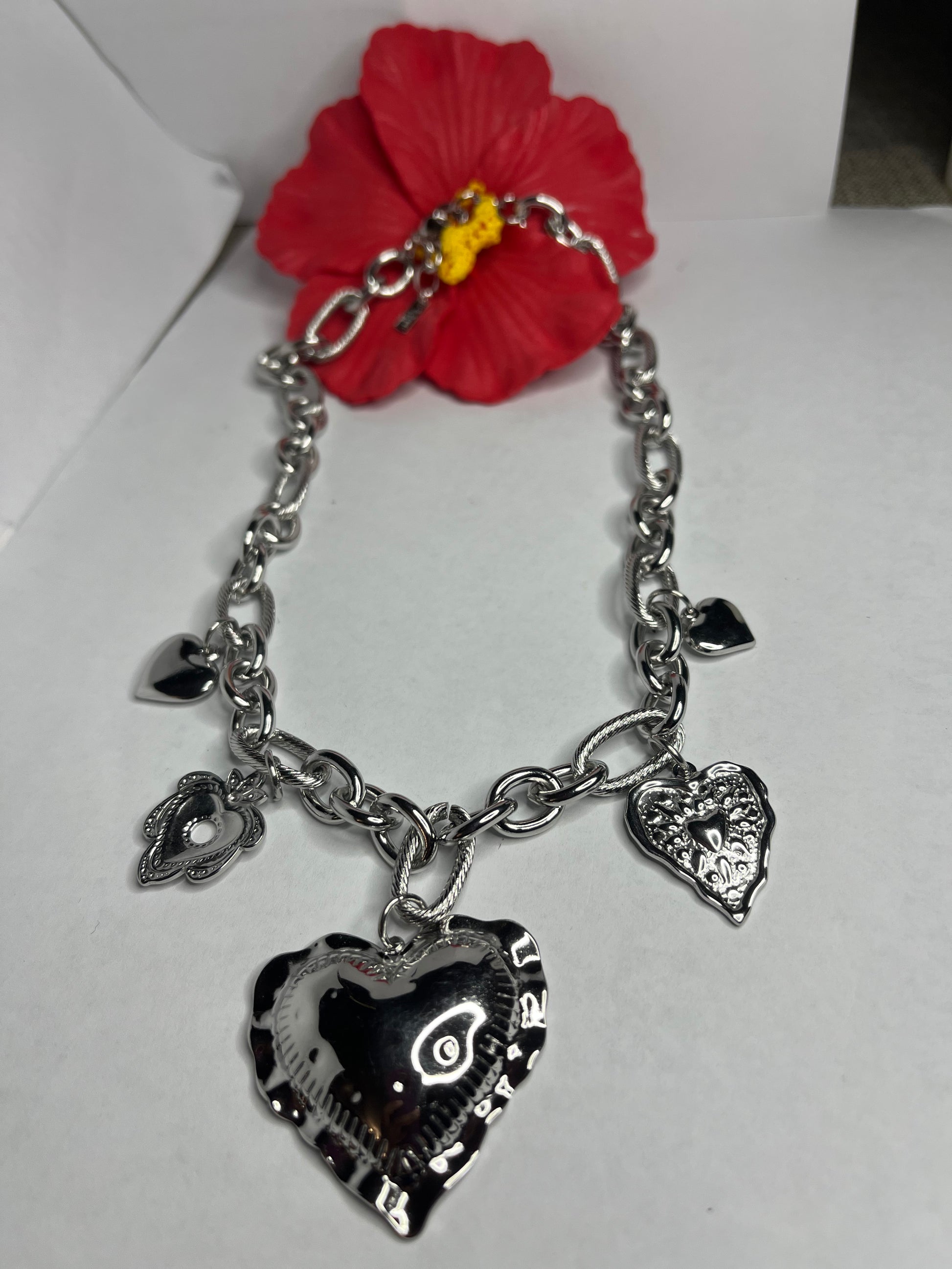 Collana in acciaio inossidabile con catena a maglie ovali e pendenti decorativi a forma di cuore