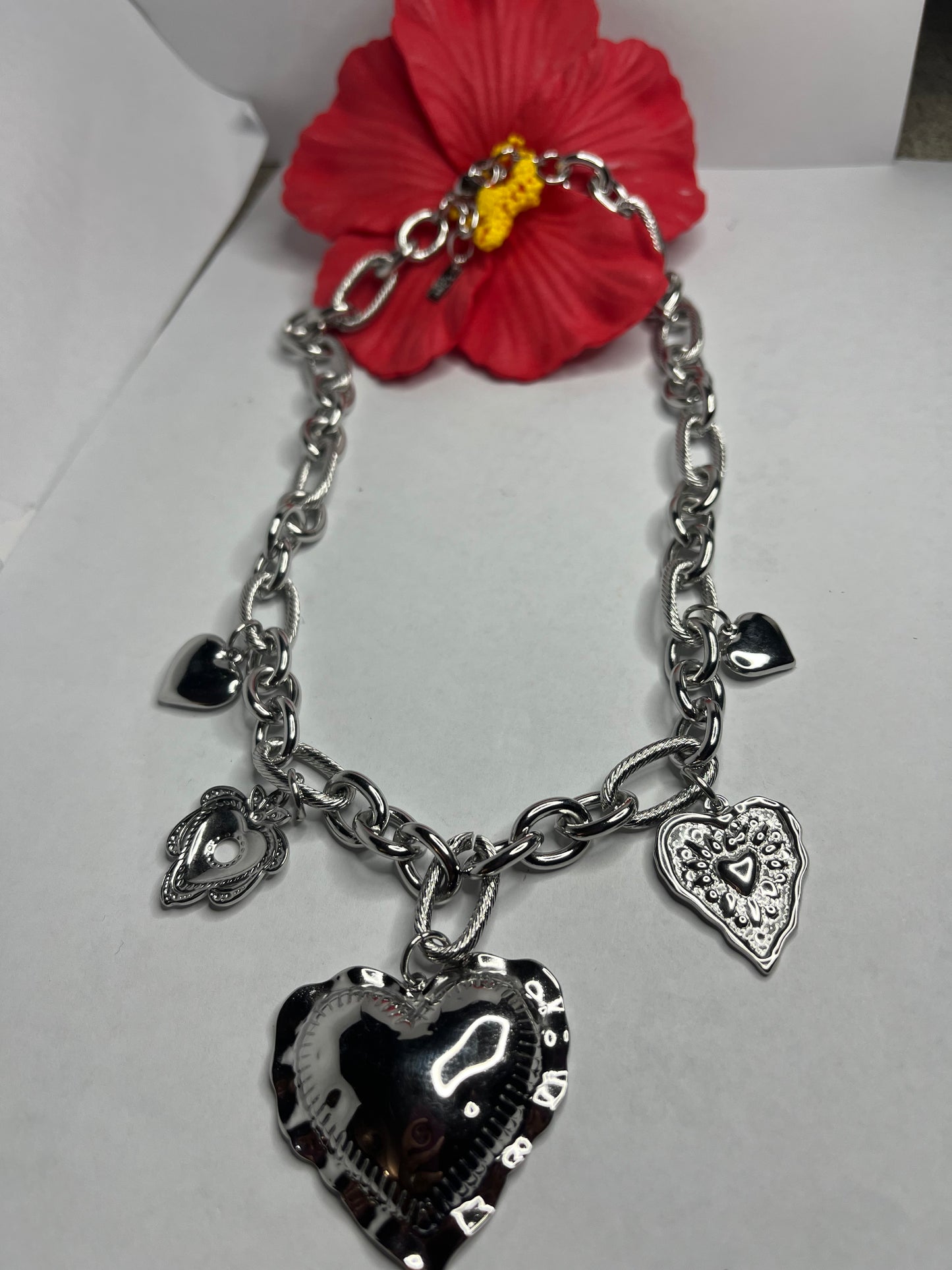 Collana in acciaio inossidabile con catena a maglie ovali e pendenti decorativi a forma di cuore