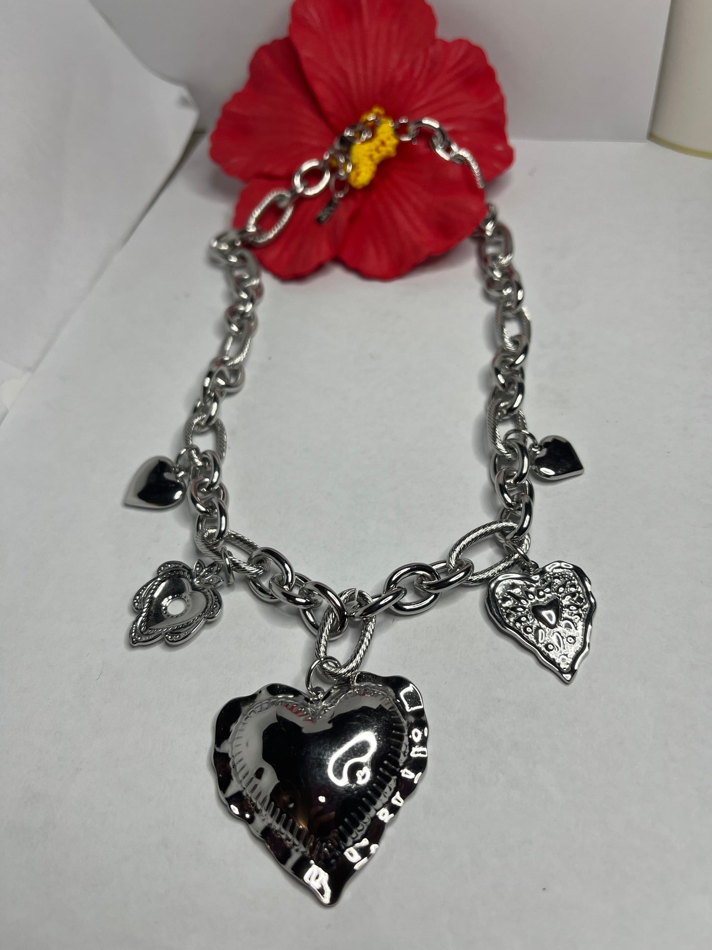 Collana in acciaio inossidabile con catena a maglie ovali e pendenti decorativi a forma di cuore
